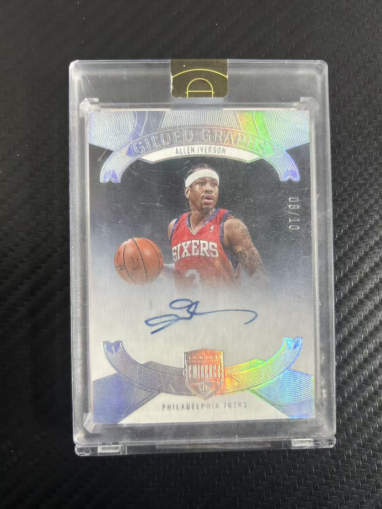 2021-22 Panini Eminence Allen Iverson #GG-AIV【灯灯拍卡】 大真金 答案 低编 签字 卡签 阿伦 艾弗森 08/10编 76人 稀有 收藏投资必备【麦浪风】