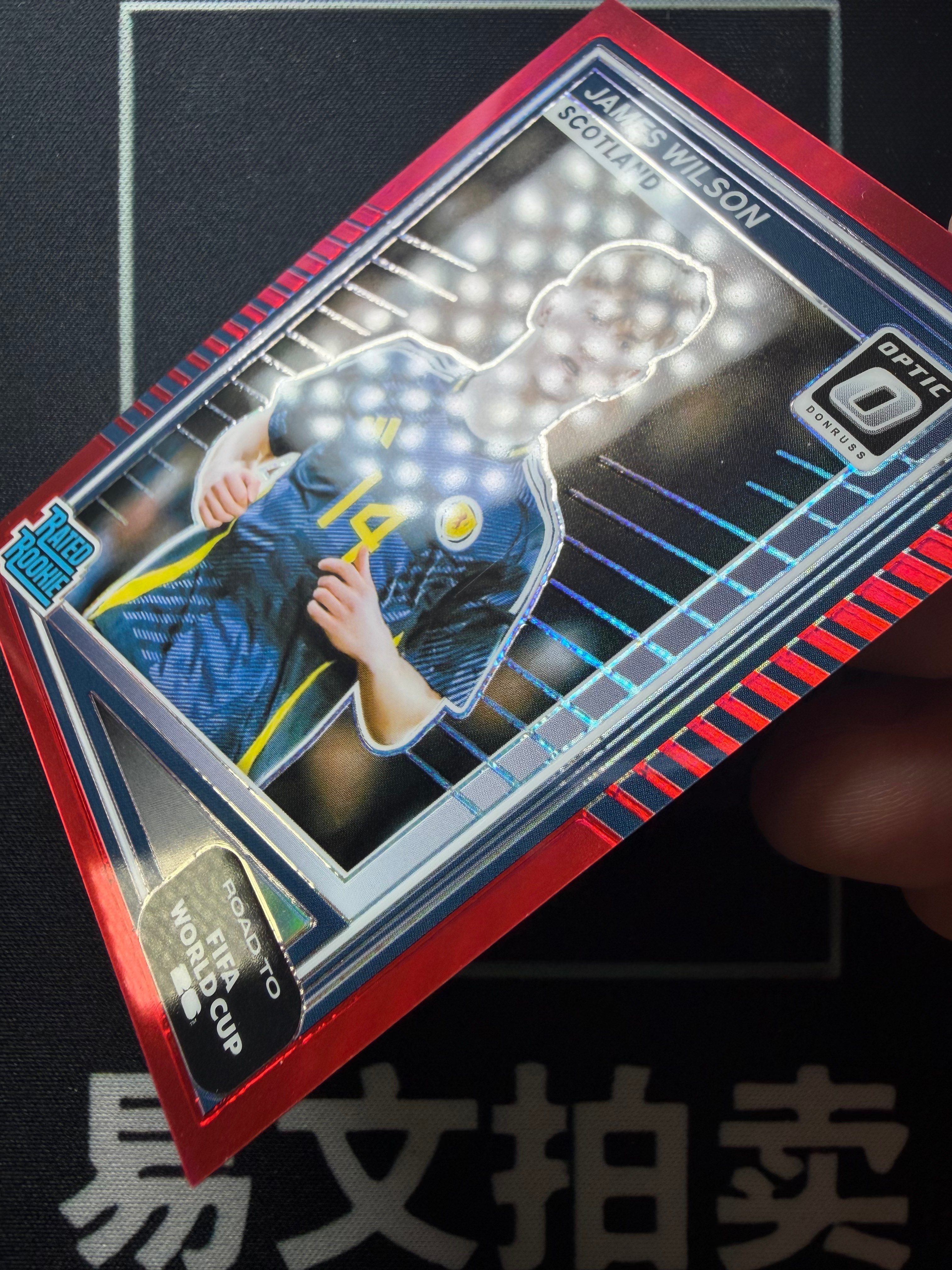 【易文拍卖 超级回款】2025-26 Panini Donruss 杜蕾斯世界杯之路 JAMES WILSON 詹姆斯 威尔逊 苏格兰 RC新秀 002/199编 红折O版 卡品如图#agger