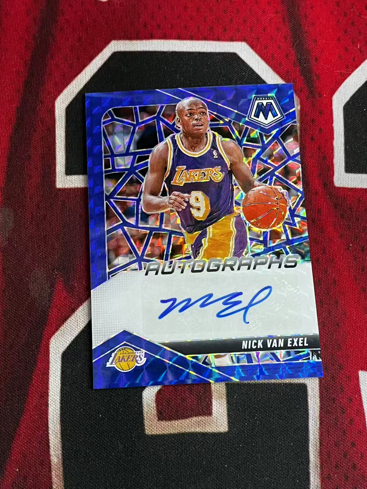 【接寄拍】2024-25 PANINI MOSAIC 马赛克系列 掘金名宿 尼克范埃克塞尔 49编 签字卡 蓝马赛克折 折射 凑套专收必备【烂臭嘴拍卖】