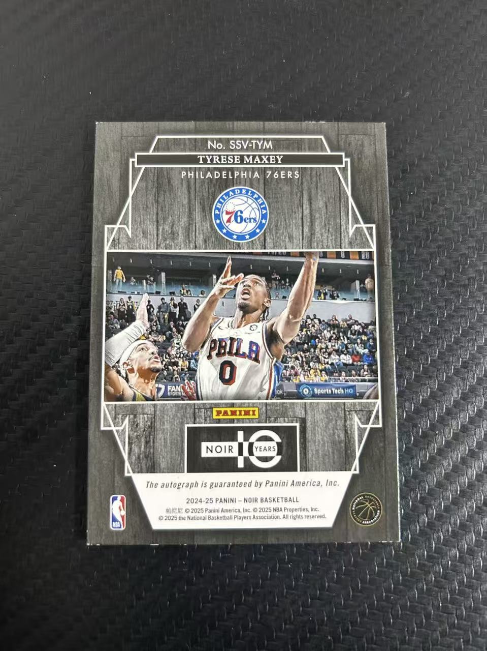 2024-25 Panini Noir Tyrese Maxey #SSV-TYM【灯灯拍卡】 诺尔 泰雷塞 马克西 签字 卡签 金笔 金笔签 镜面 聚光灯 聚光灯签 07/99编 未来可期【麦浪风】