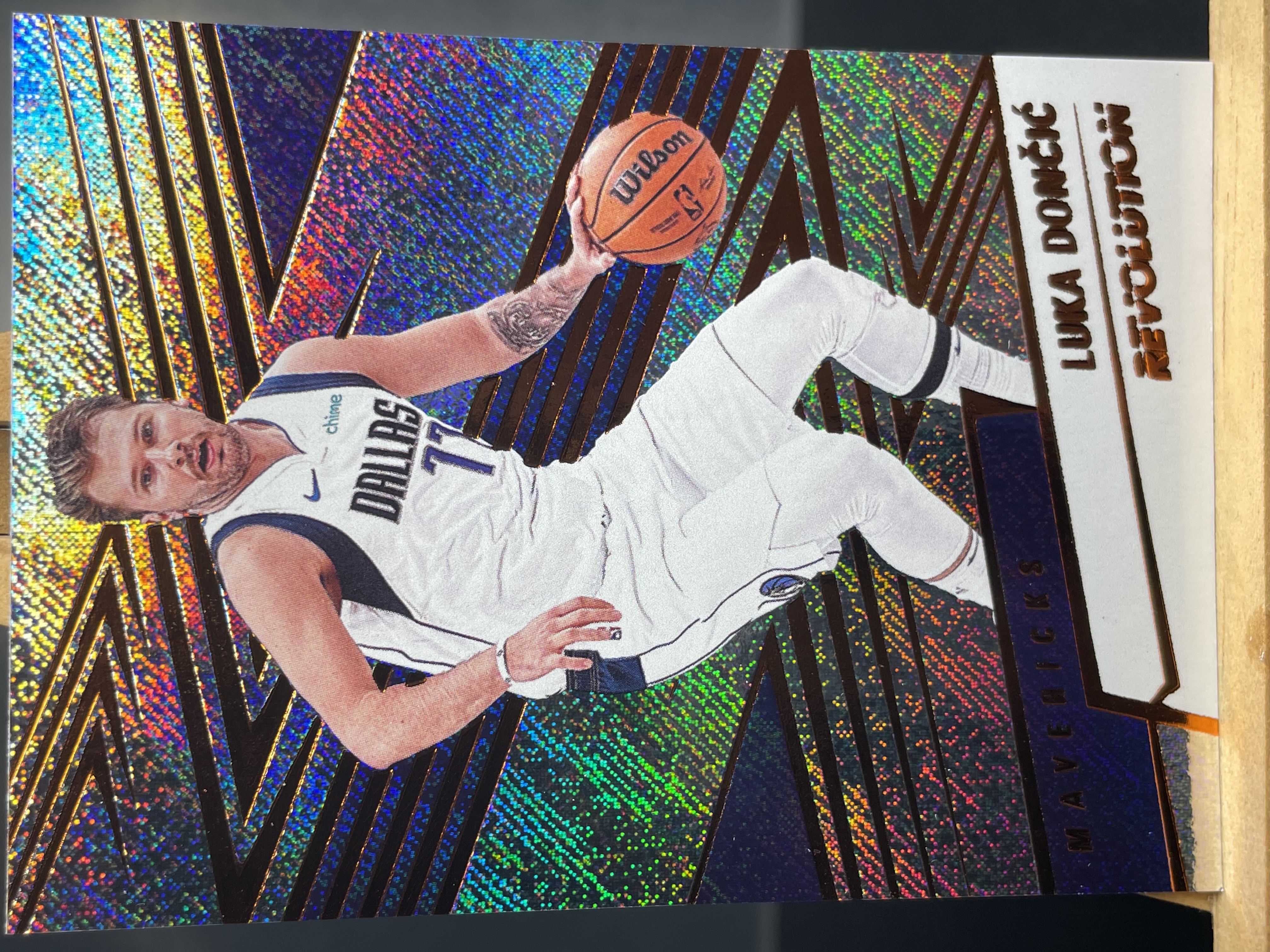 (B2) 2024-25 PANINI 革命系列 折射 77 卢卡 东契奇 独行侠 近期大热球星 收藏凑套必备 卡品如图 !!!