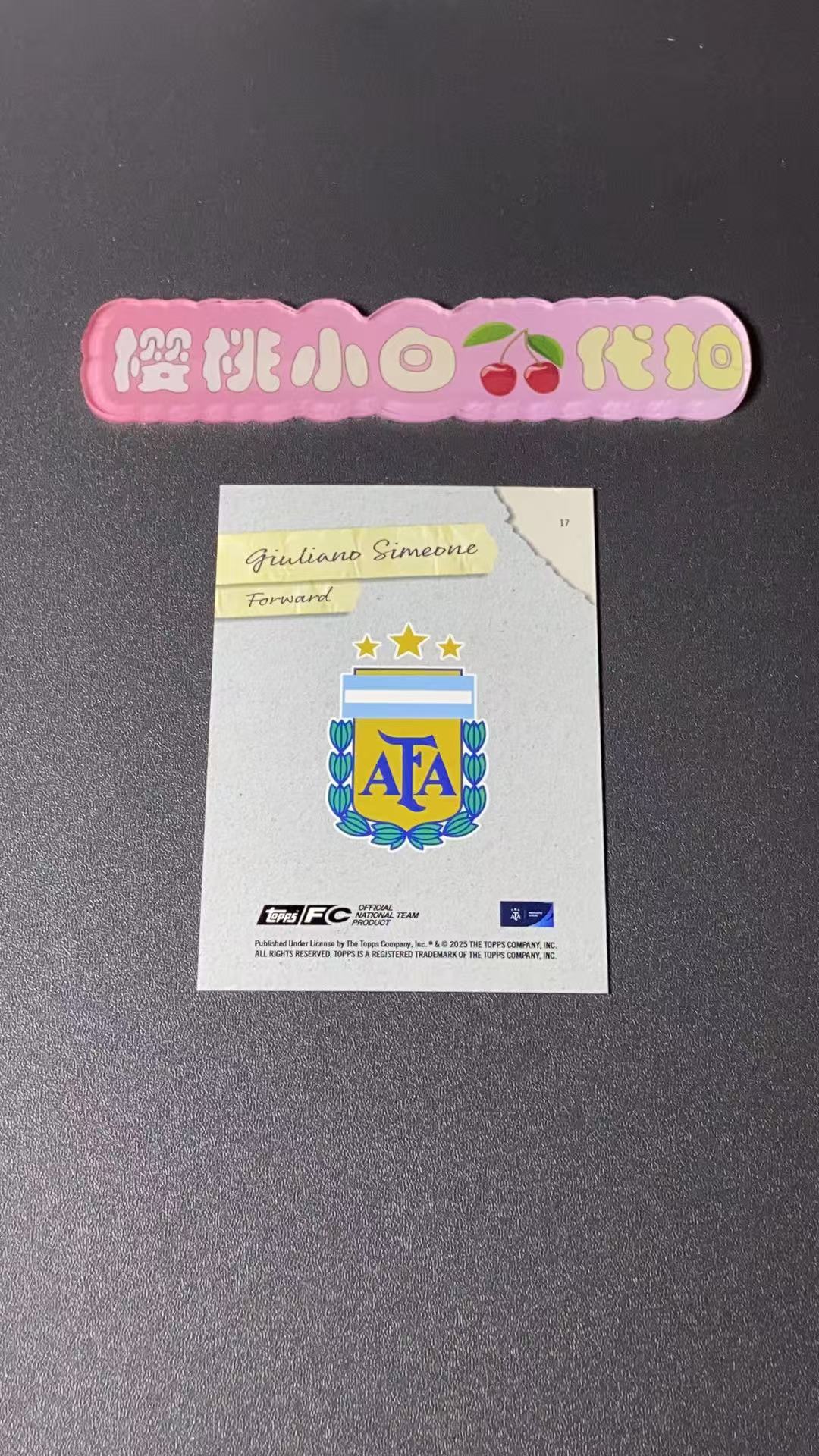 2025 Topps Argentina Giuliano Simeone 樱桃小白 99编 朱利亚诺·西蒙尼 快照 蓝折 蓝天彩虹平行 阿根廷聚焦系列 卡品不保 默认微瑕 收藏必备【许克】