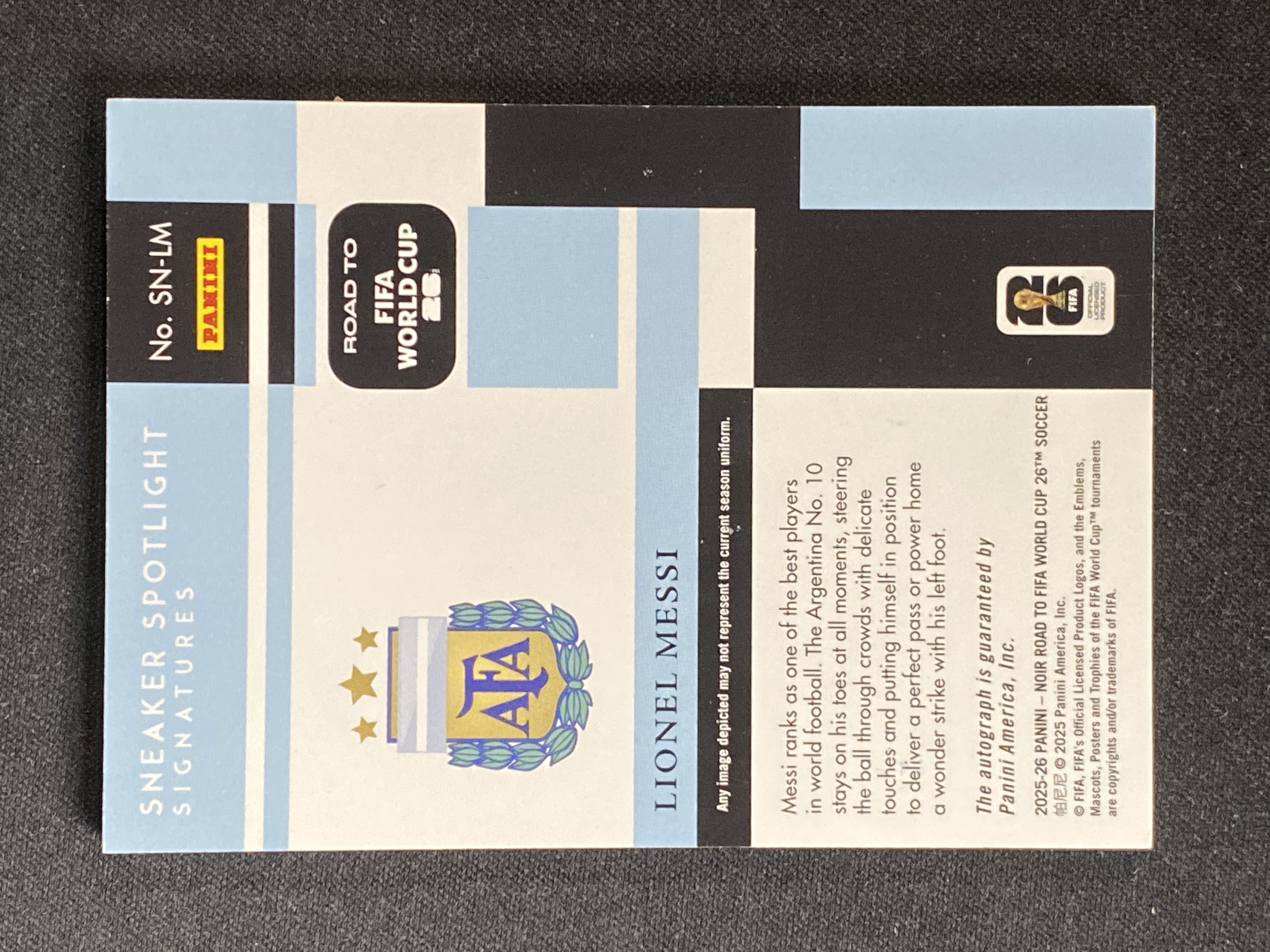 【小幻拍卖精品】2025-26 PANINI NOIR Lionel Messi 诺尔 阿根廷 球王 梅西 26/36编 相减同背 世界杯年份编 鞋灯签 球鞋聚光灯 SNEAKER SPOTLGHT 卡签 签字 大比例SSP 微瑕 -芋泥-