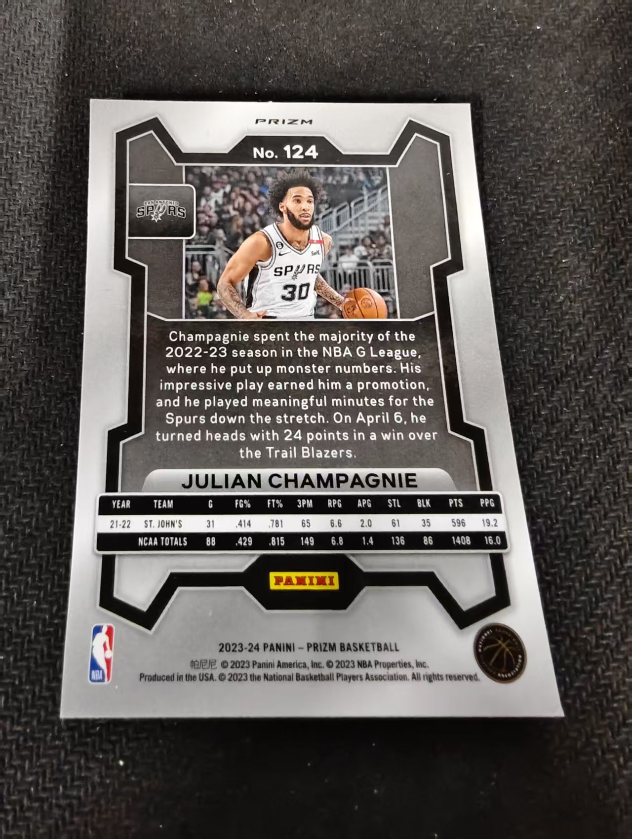 2023-24 Panini Prizm Julian Champagnie 朱利安 尚彭尼 马刺 绿折 PZ 划痕 边角瑕疵 #124