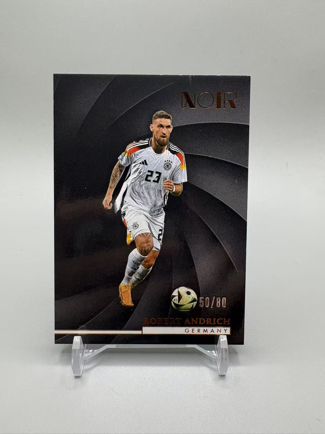 2024-25 Panini Noir Robert Andrich 【灰灰代拍】全新 诺尔 安德里希 /80编 base 德国 竖版 随无