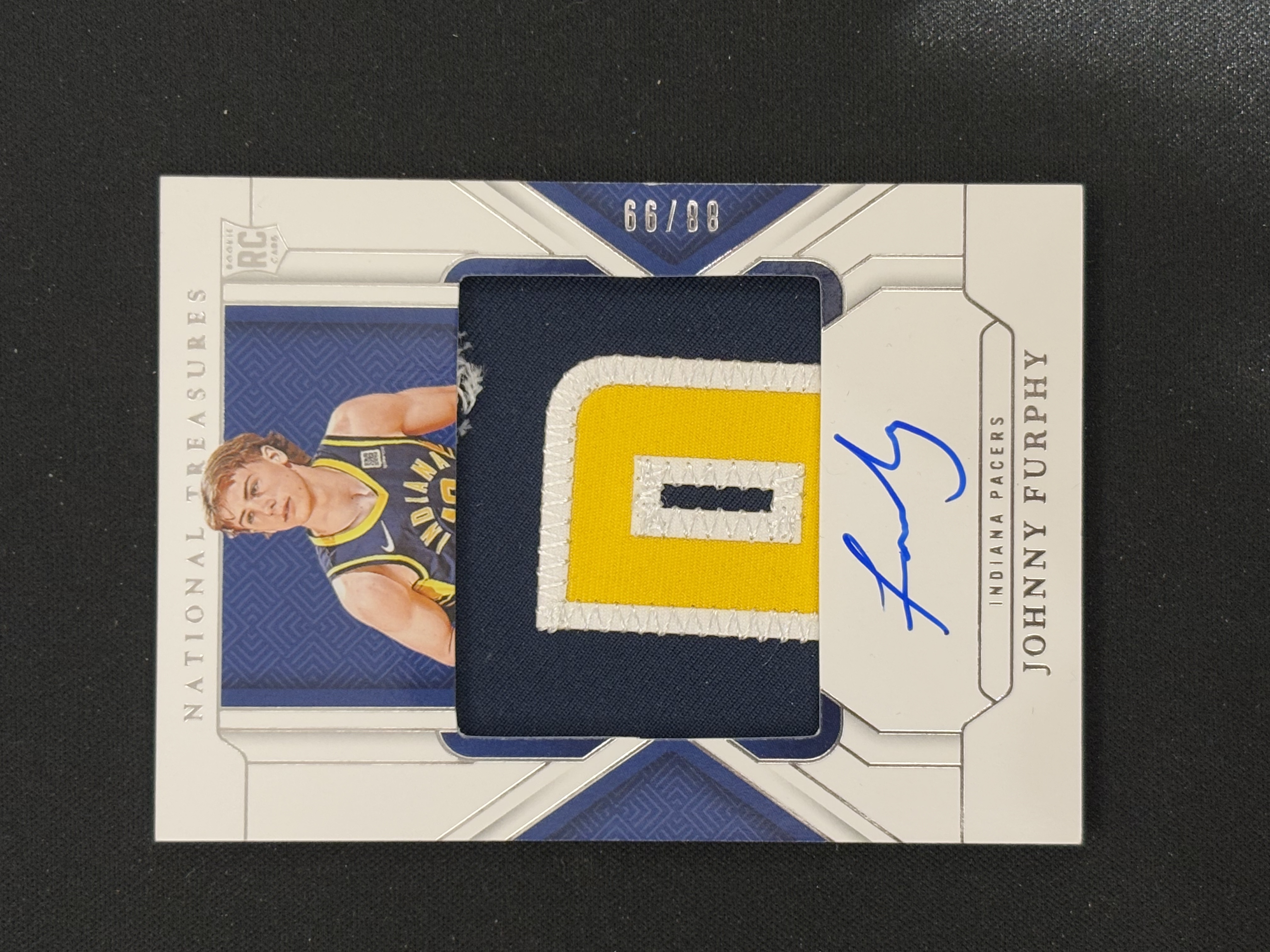 2024-25 Panini National Treasures Johnny Furphy RC 国宝 约翰尼 弗菲 新秀 球衣物料切割 卡签 /99编 - 红豆