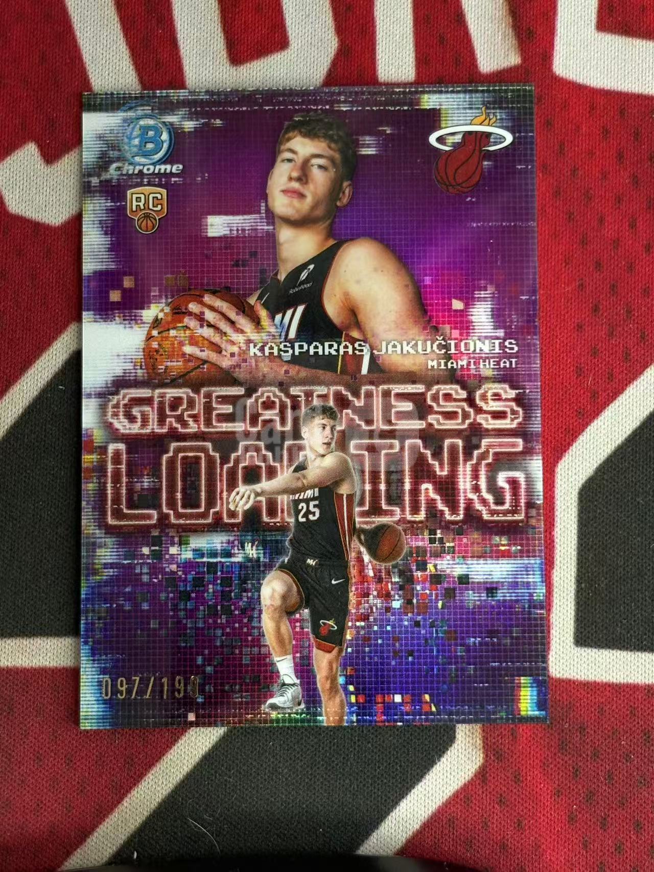 2025-26 TOPPS BOWMAN CHROME JAKUCIONIS 热火 新秀RC 卡斯帕拉斯亚库契奥尼斯 199编 LOADING加载特卡 新秀特卡 紫脉冲折 折射【烂臭嘴拍卖】