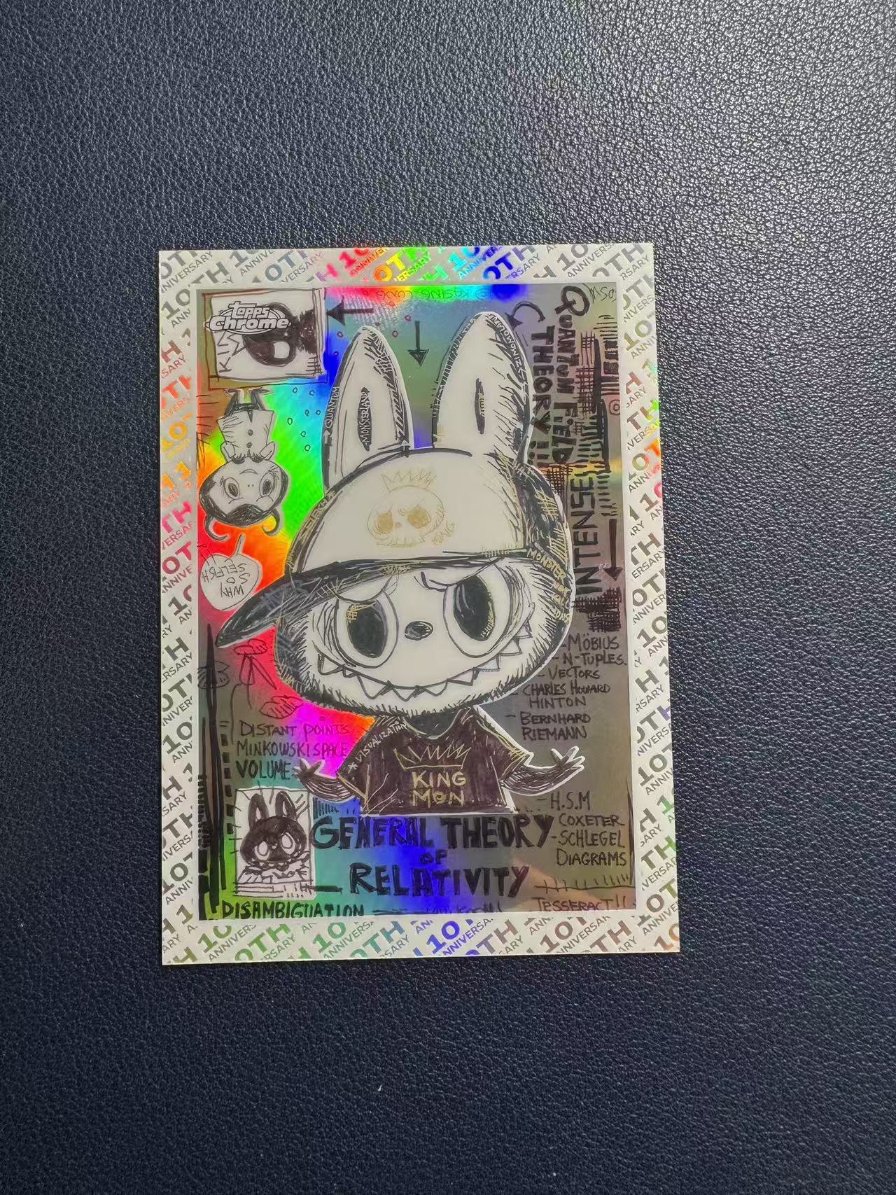 2025 Topps labubu Heaven (2018) 【禄卡拍卖】TC x 泡泡玛特 拉布布10周年纪念盒 天堂 龙家升作品 10周年Logo折 #1 收藏必备 12.15-冬瓜TQ-Z04