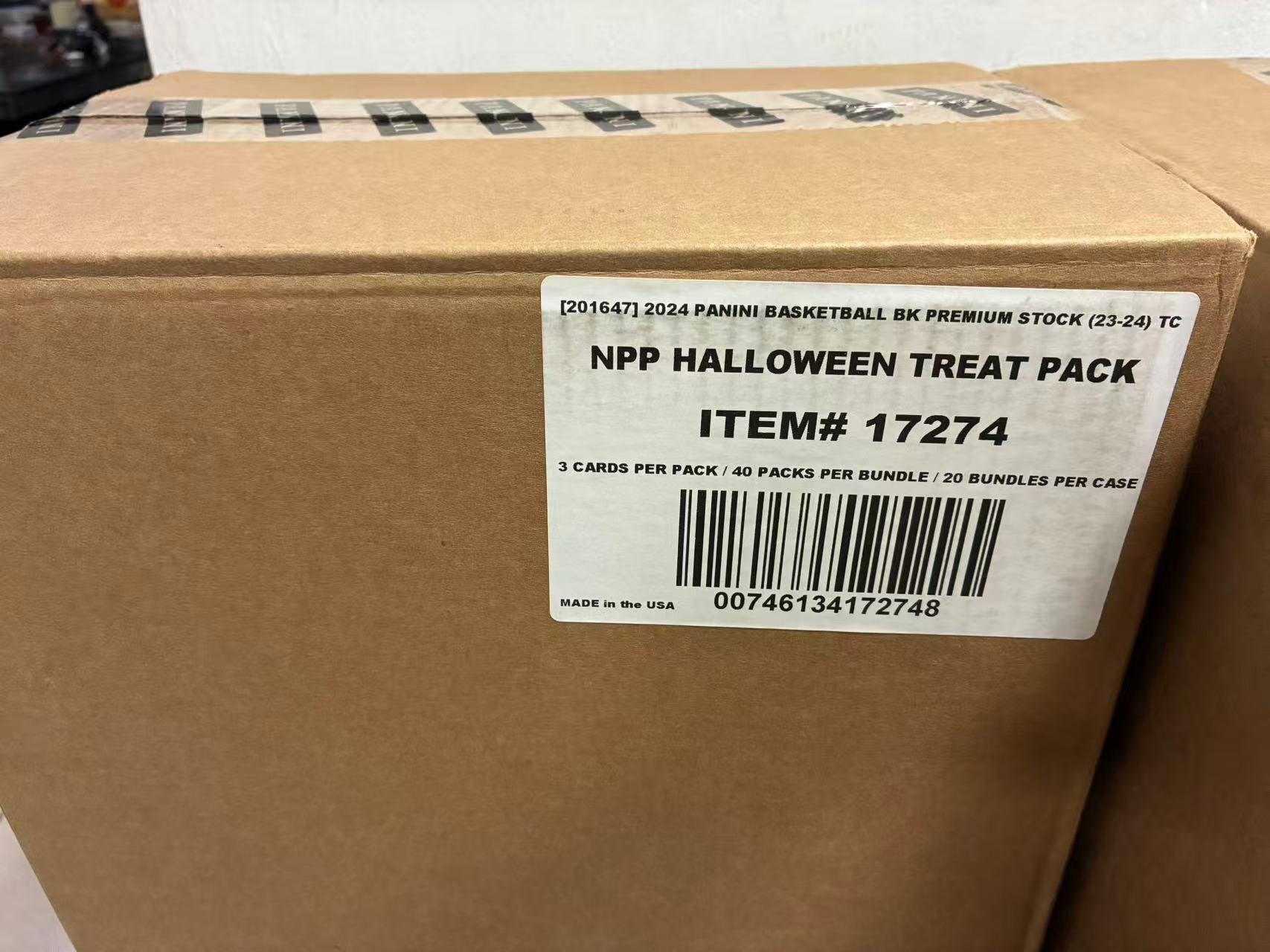 【扒卡拍卖】2023-24 Panini Hoops 万圣节 Premium Stock 原箱（第4箱）整箱 20盒*40包*3张卡 可博文班亚马 米勒 阿门汤普森 新秀RC 蛛网折射特卡 糖果折 蜘蛛网等 过手瘾神器！原箱1213BK02