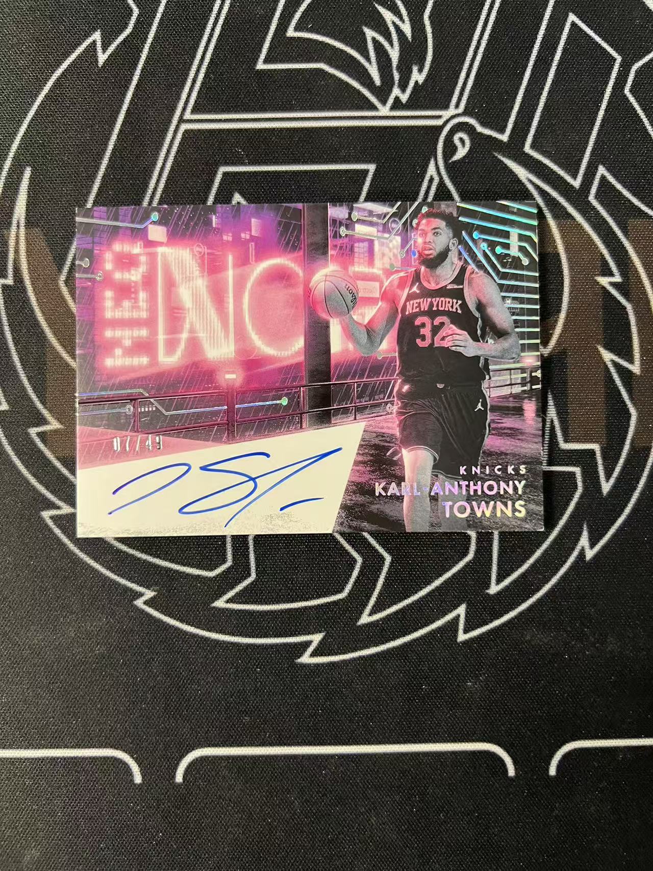 2024-25 Panini Noir Karl Anthony Towns 【UTF球星卡】fr4 卡尔 安东尼 唐斯 诺尔 霓虹灯 签字 卡签 49编 纽约中锋 森林狼 瑕疵如图