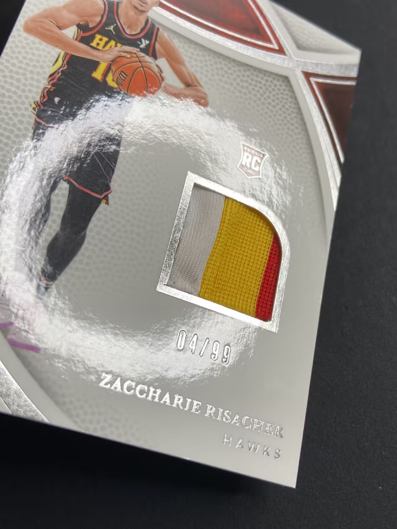 2024-25 Panini Immaculate Zaccharie Risacher 【肥猫代卖】L03Y 爱咪咪 老鹰 里萨谢 新秀 RC 小窗 球衣三色patch 4/99编 瑕疵如图