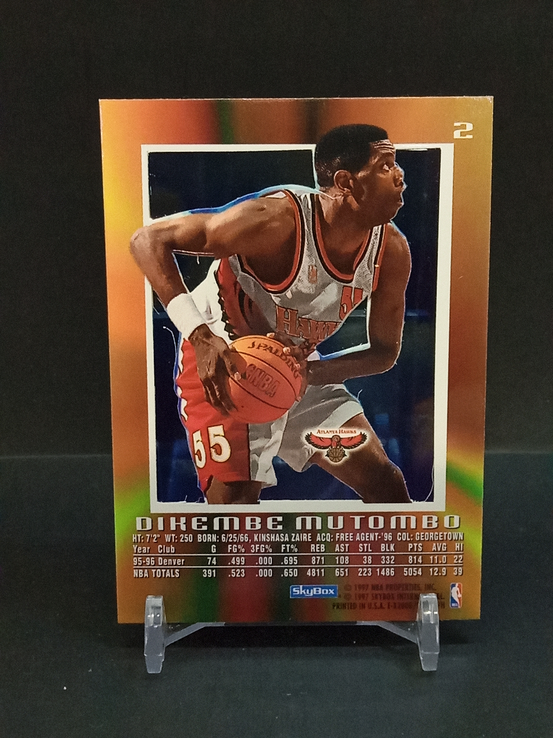 【DC拍卖】9.29小科比(微瑕)`1996-97 Skybox E-X2000 #2 Dikembe Mutombo 迪肯贝穆托姆博 亚特兰大老鹰 橙金渐变胶片折射老球星卡`