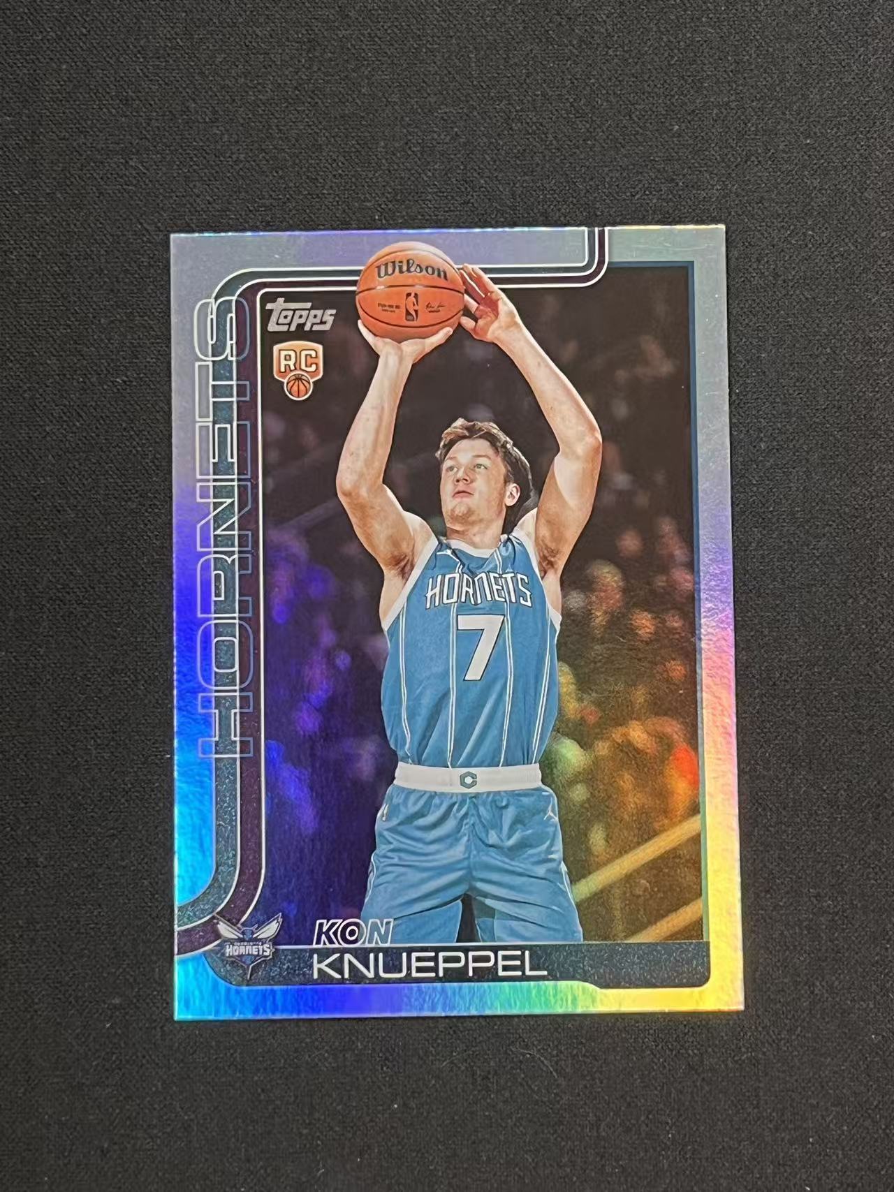 2025-26 Topps Flagship Kon Knueppel 新秀 RC 康 克努佩尔 克尼普尔 正新秀 黄峰 base 银折 【该隐#2】瑕疵如图