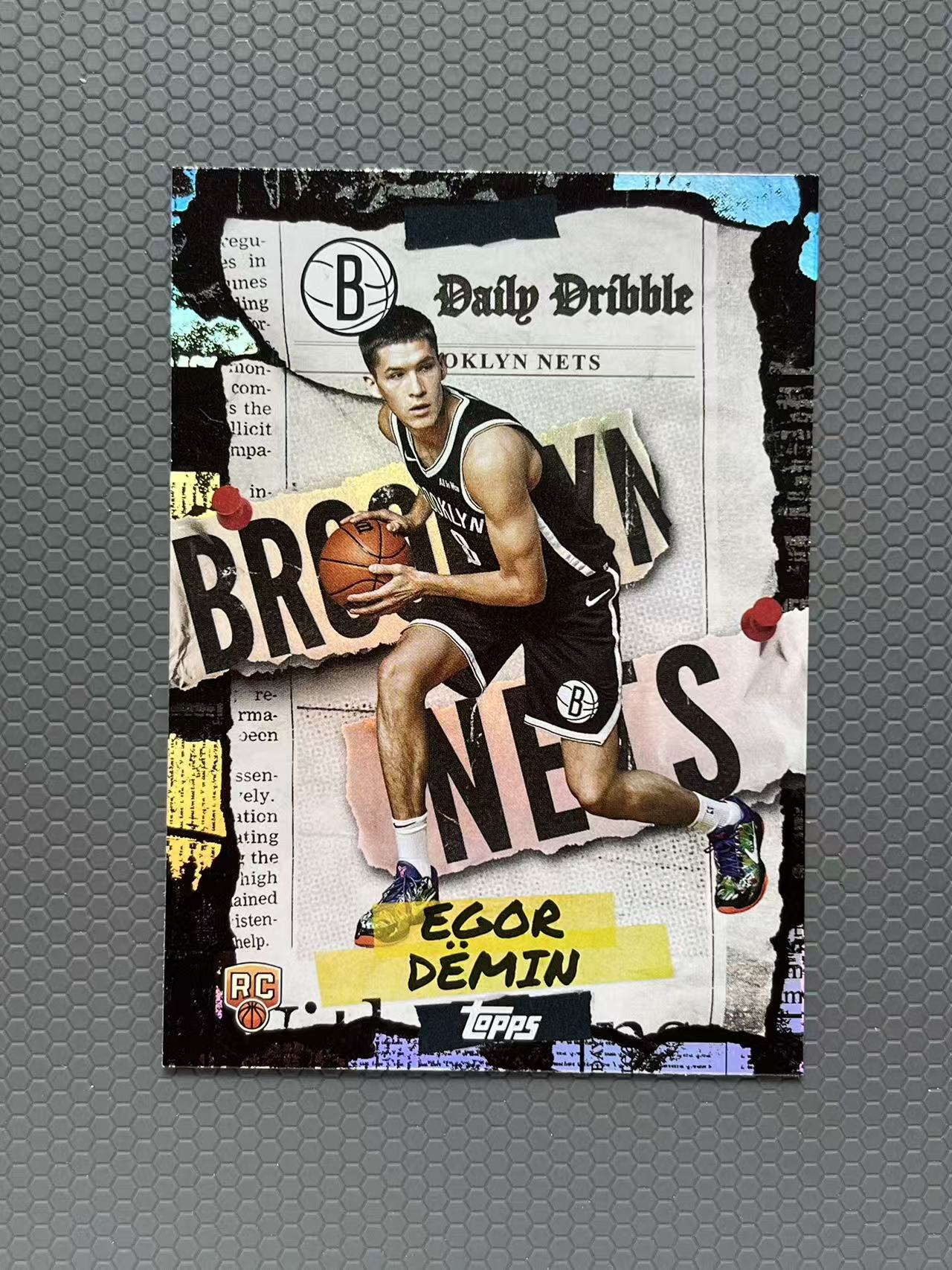 2025 Topps 叶戈尔·杰明 Egor Demin 篮网 新秀 RC 特卡 银折 折射 卡品如图-左