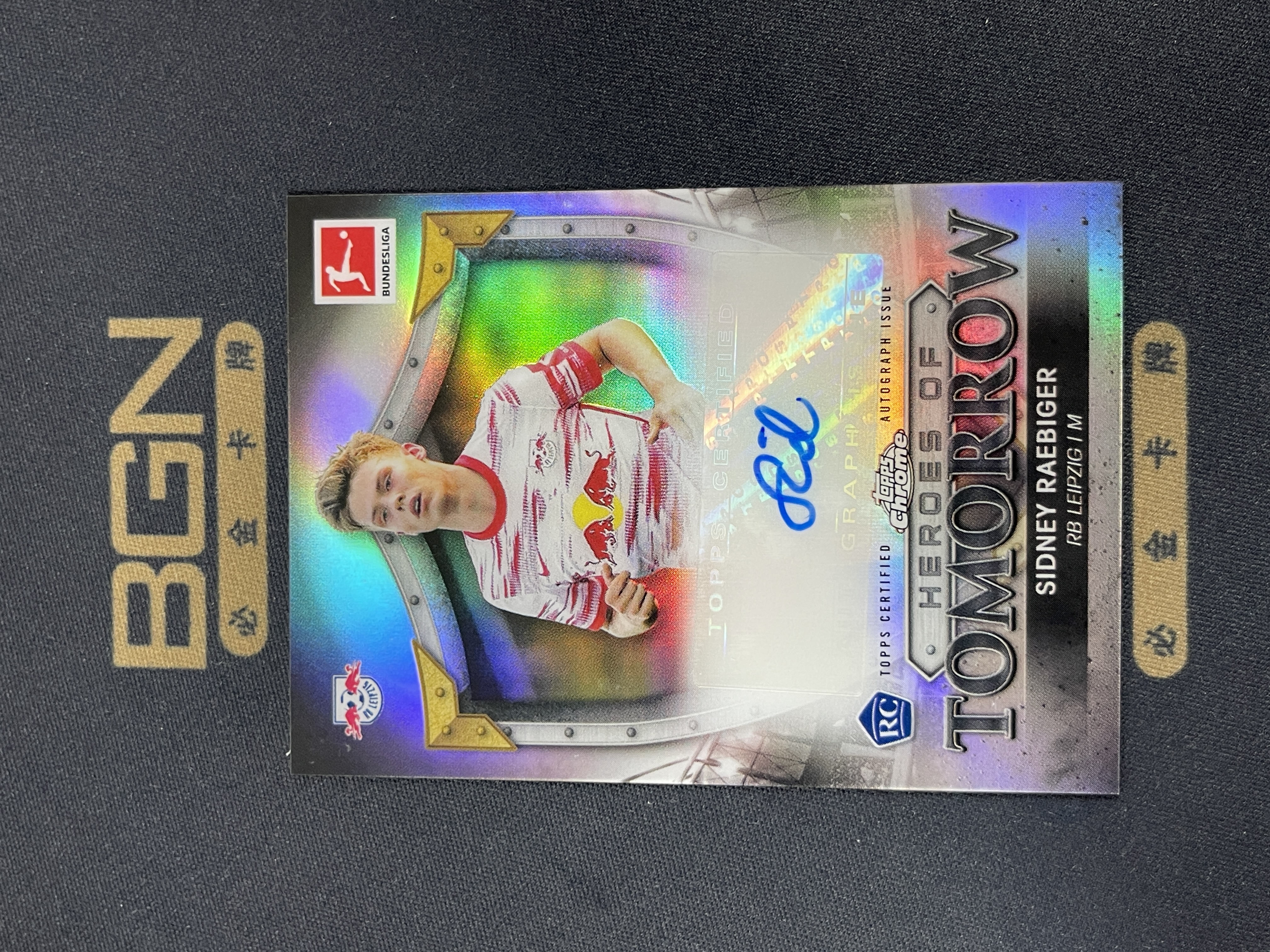 【必金拍卖-可累积】251018LY 2021-22 TOPPS CHROME 德甲 莱比锡红牛 新秀RC 雷比格Sidney Raebiger 特卡签字银折折射70编 卡面细痕 配砖 收藏投资首选