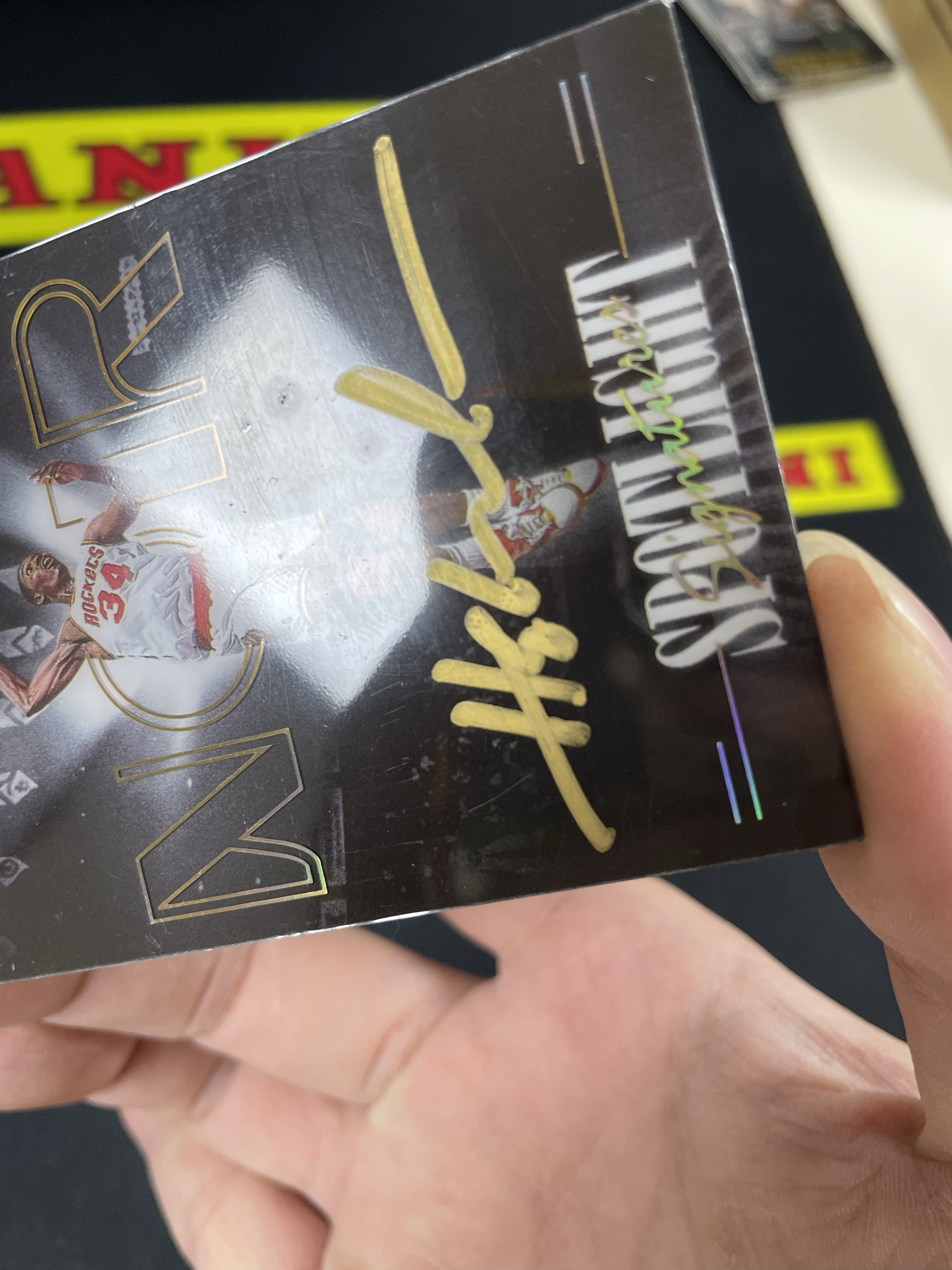 【皮成仙拍卖】PANINI 23-24 NOIR 诺尔 火箭 HAKEEM OLAJUWON 奥拉朱旺 大比例 SP 聚光灯 金笔签 签字 卡签 99编 瑕疵如图【只发顺丰】kirbybest192