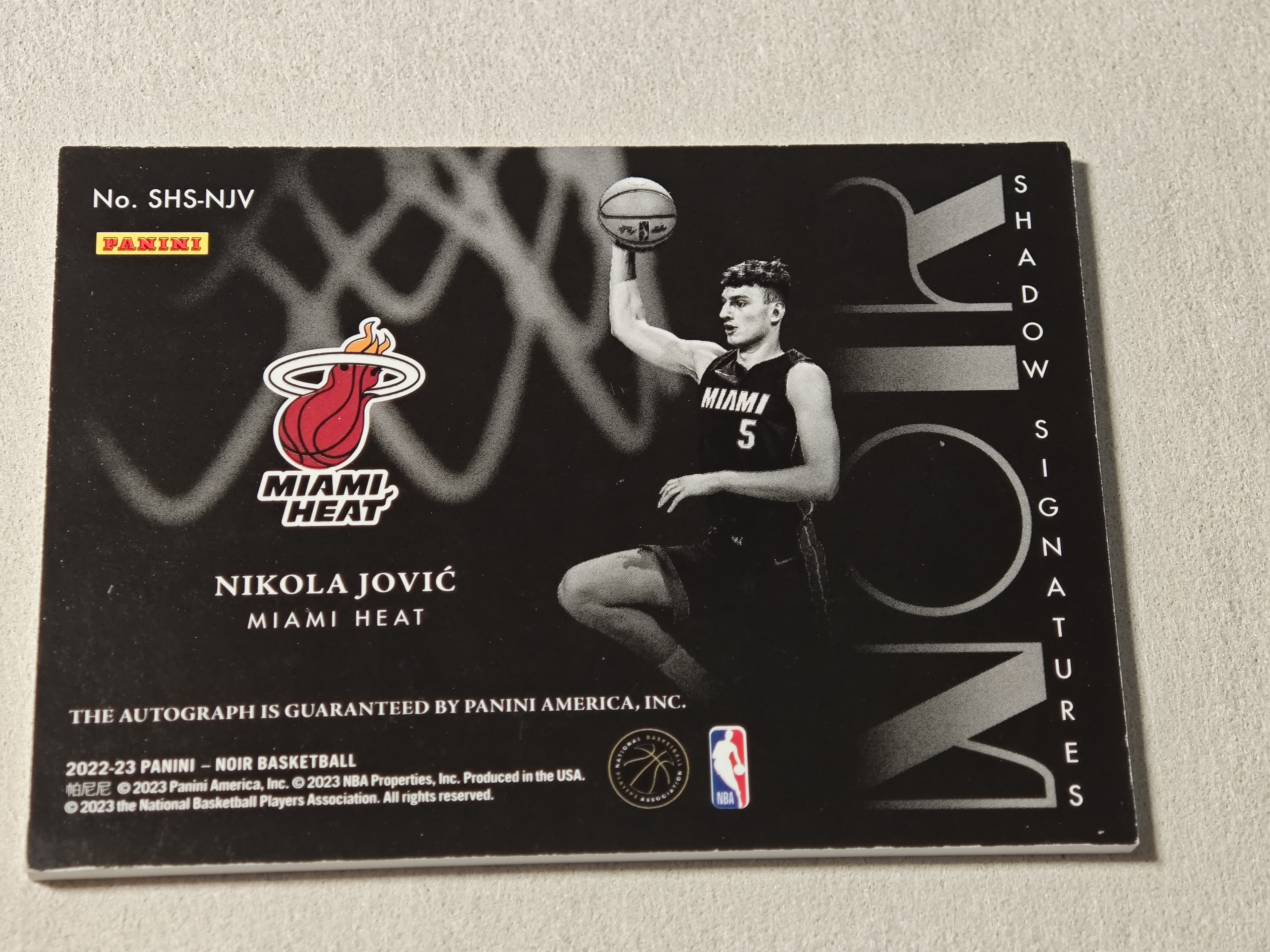 2022-23 Panini Noir Nikola Jovic RC 热火 约维奇 新秀 影子签 99编 签字 约基奇队友 微瑕如图