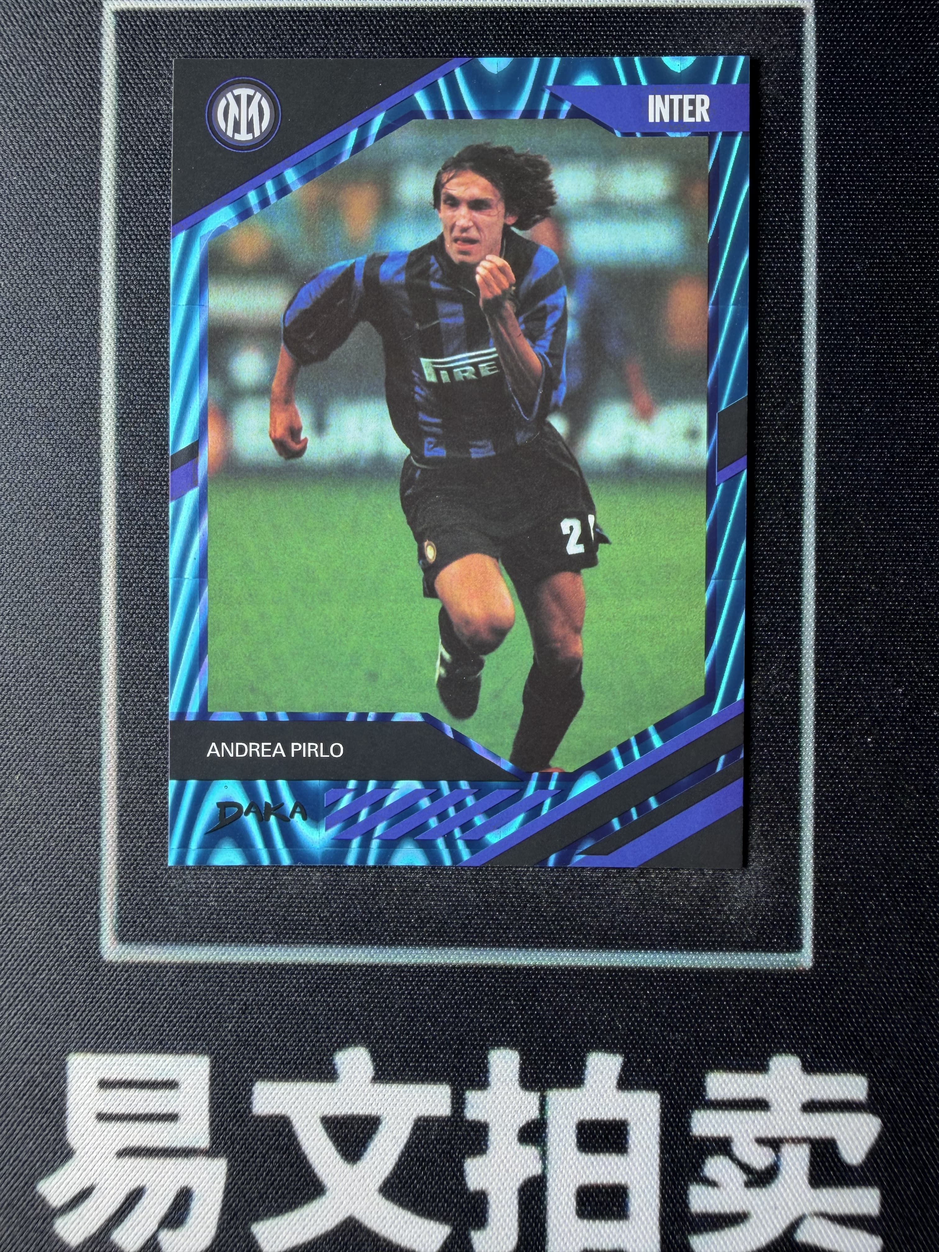 【易文拍卖 超级回款】2024-25 DAKA 达咖 国际米兰 足球俱乐部 队盒 ANDREA PIRLO 皮尔洛 意大利 尤文 AC米兰 45/99编 蓝折 #TuTu