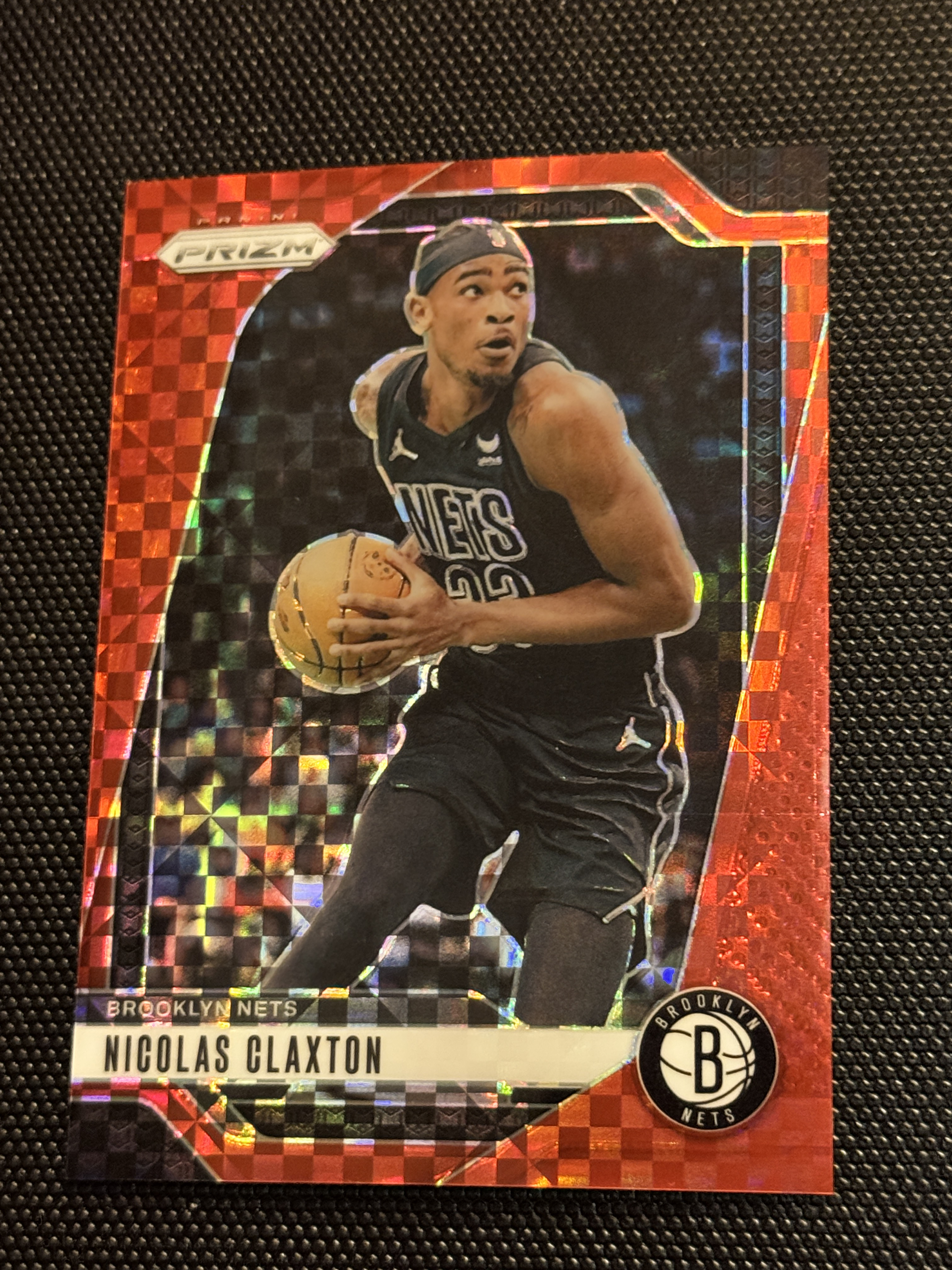 2024-25 Panini Prizm Nicolas Claxton 红格子折，75编，篮网最后的魂！首发中锋，大合同得主，年轻前途无限，收藏凑套必备！未见明显划痕！