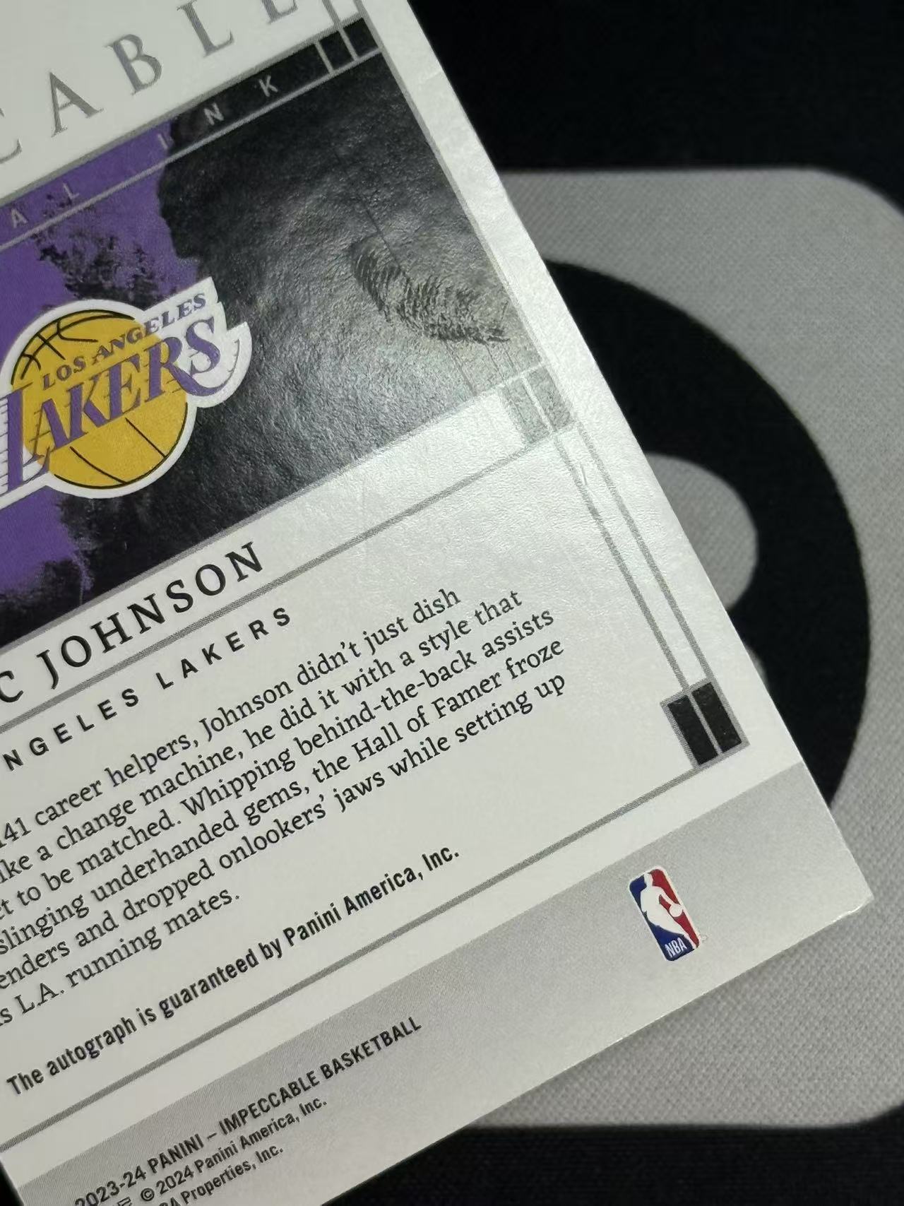 2023-24 Panini Impeccable Magic Johnson 【小来】魔术师 约翰逊 湖人 名宿 75大 控卫之神 小真金 油画材质 INK签 25编 超低编 瑕疵如图