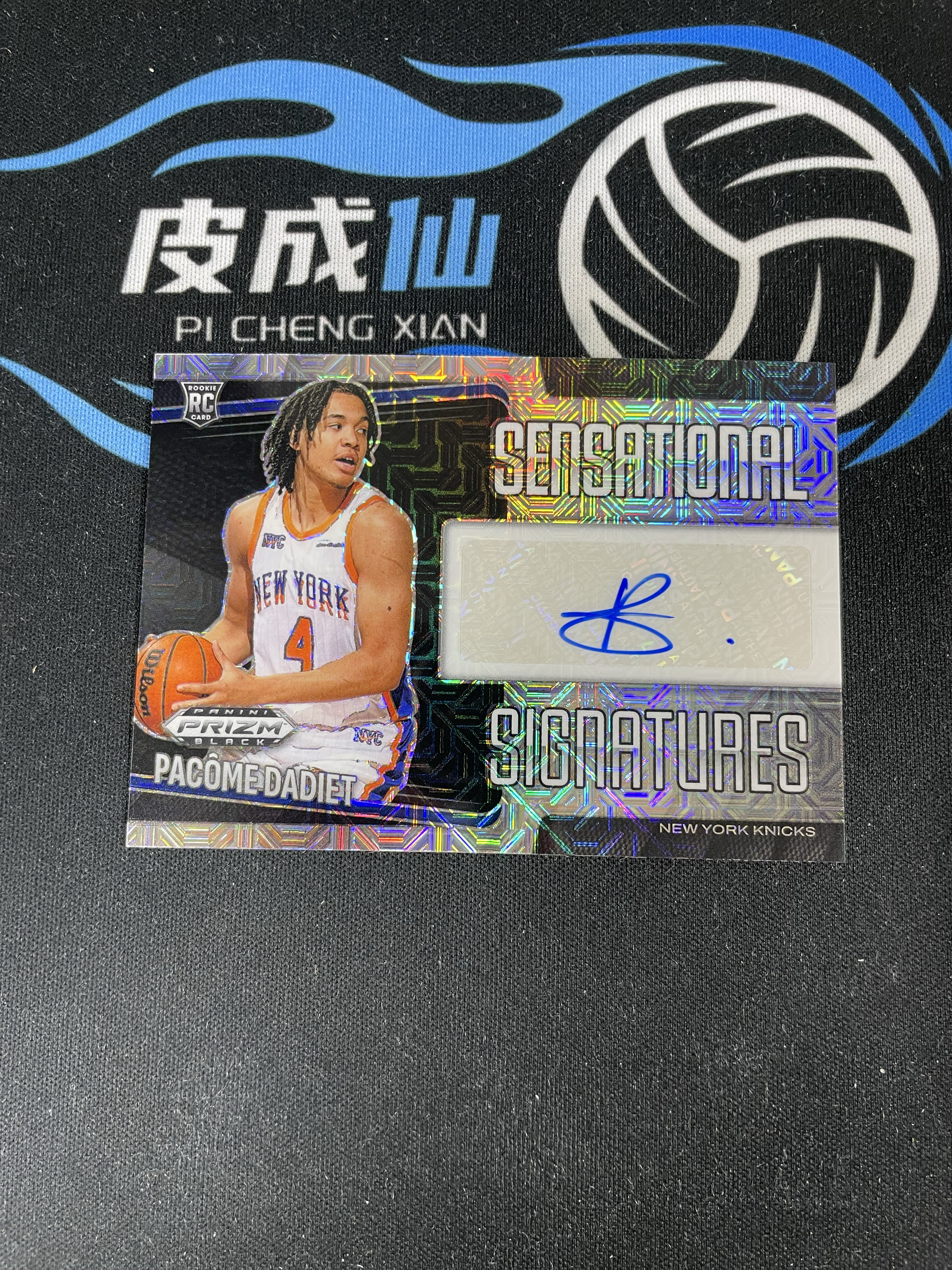 【皮成仙拍卖 统一手续费6%】 PANINI 24-25 PRIZM BLACK 尼克斯 帕科姆达迪耶 新秀 RC MOJO折 签字 04/25编 同背 凑套必备 值得收藏【只发顺丰】张优秀11.11