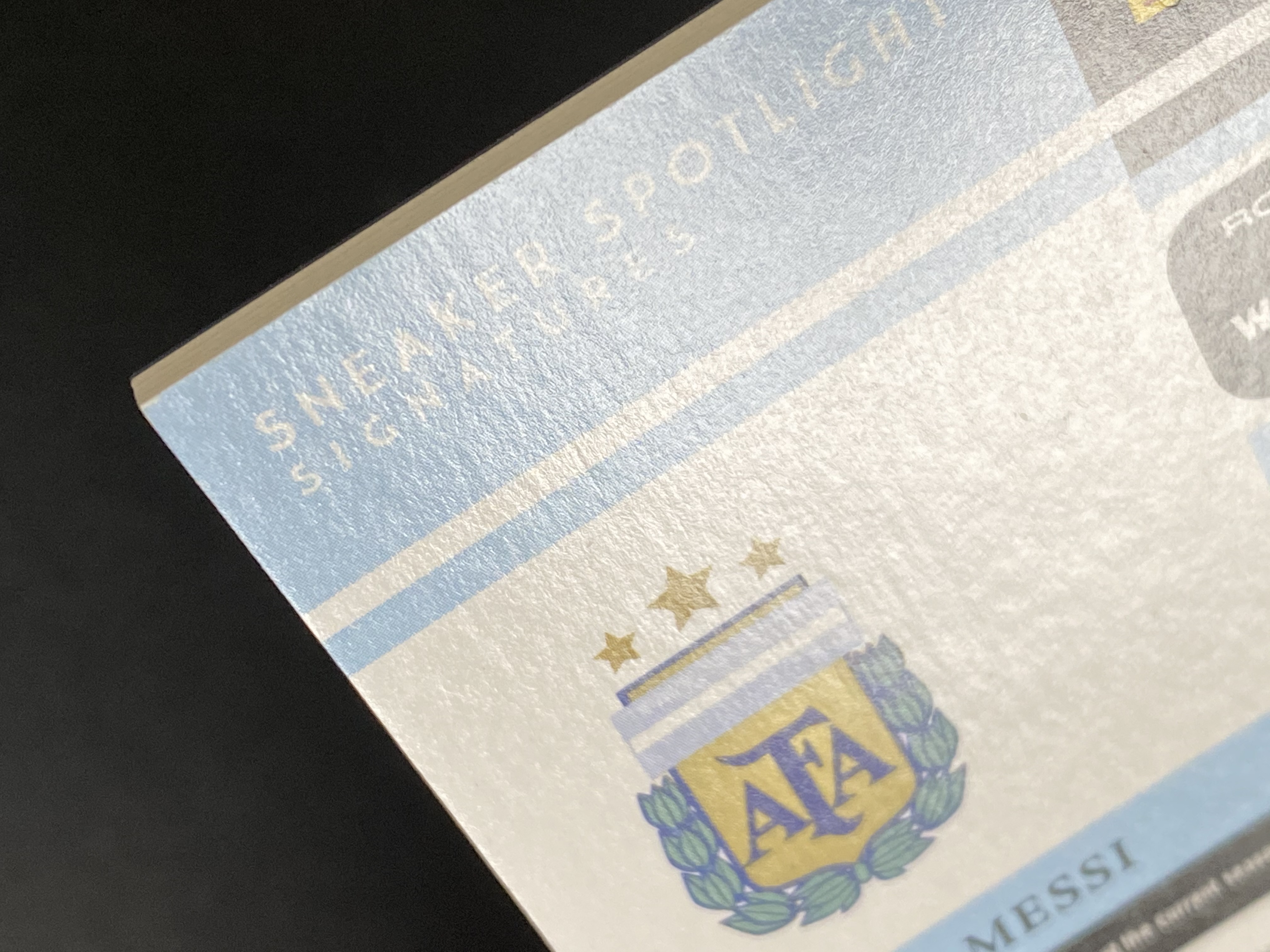 【小幻拍卖精品】2025-26 PANINI NOIR Lionel Messi 诺尔 阿根廷 球王 梅西 26/36编 相减同背 世界杯年份编 鞋灯签 球鞋聚光灯 SNEAKER SPOTLGHT 卡签 签字 大比例SSP 微瑕 -芋泥-