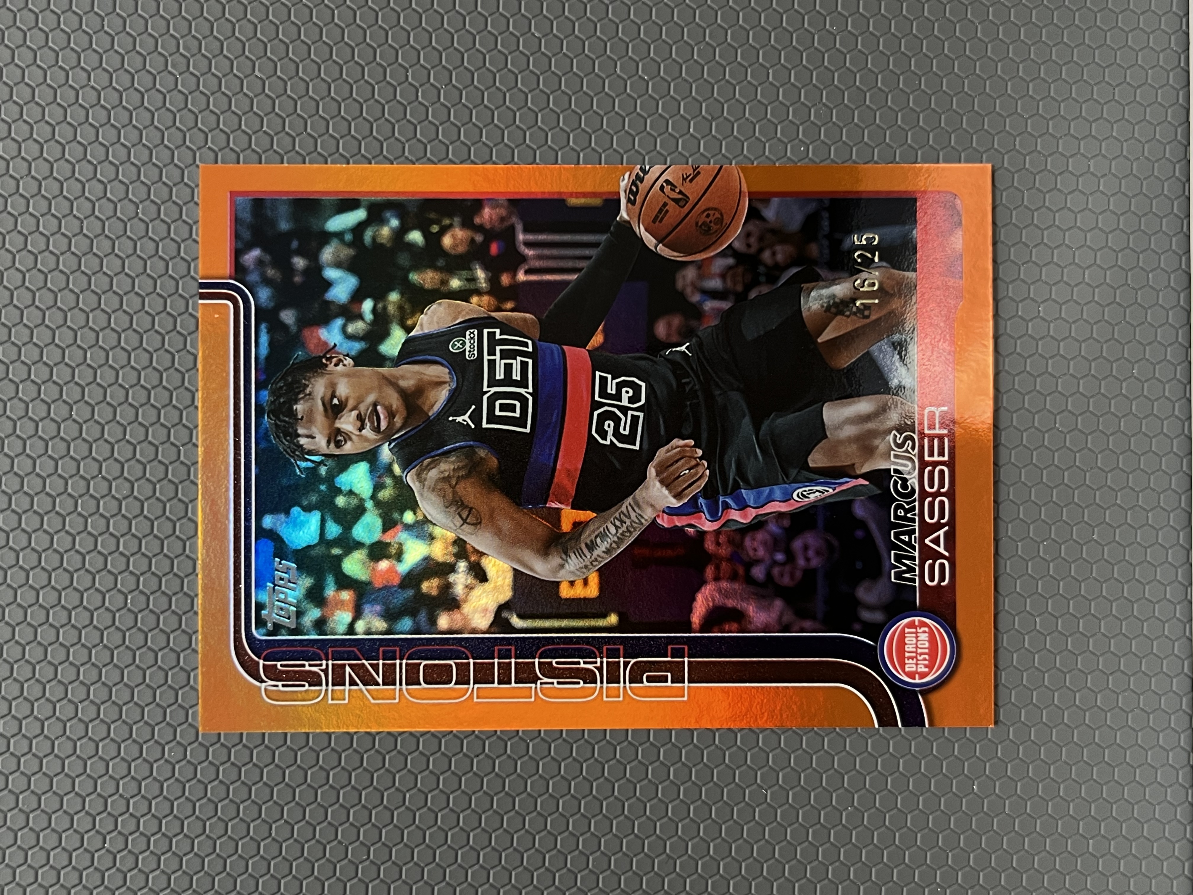 2025 Topps 马库斯·萨瑟 MARCUS SASSER 活塞 限量 25编 绿折 折射 平行 卡品如图-左