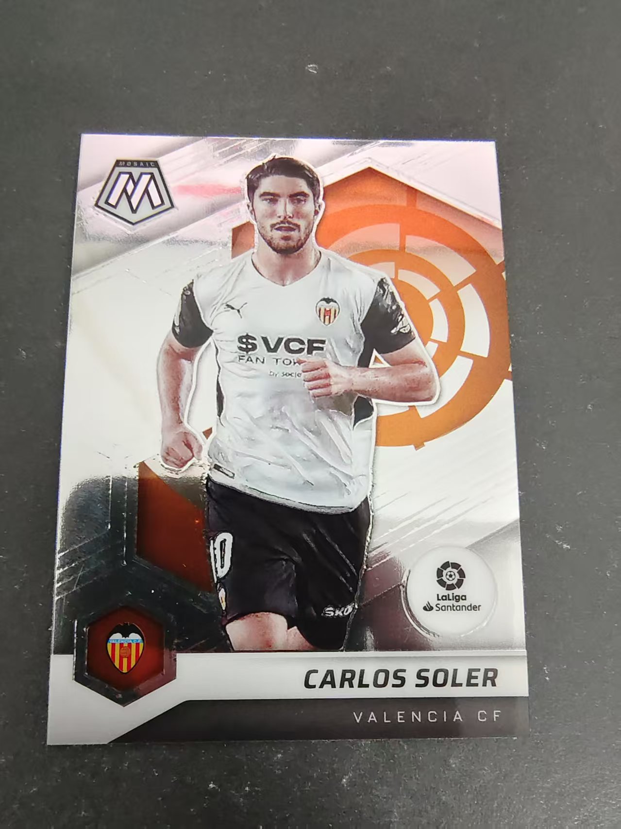 【可合并,不累计】2021-22 Panini Mosaic Carlos Soler 卡洛斯 索莱尔 中场大师 瓦伦西亚 马赛克 西甲 划痕 边角瑕疵 #191