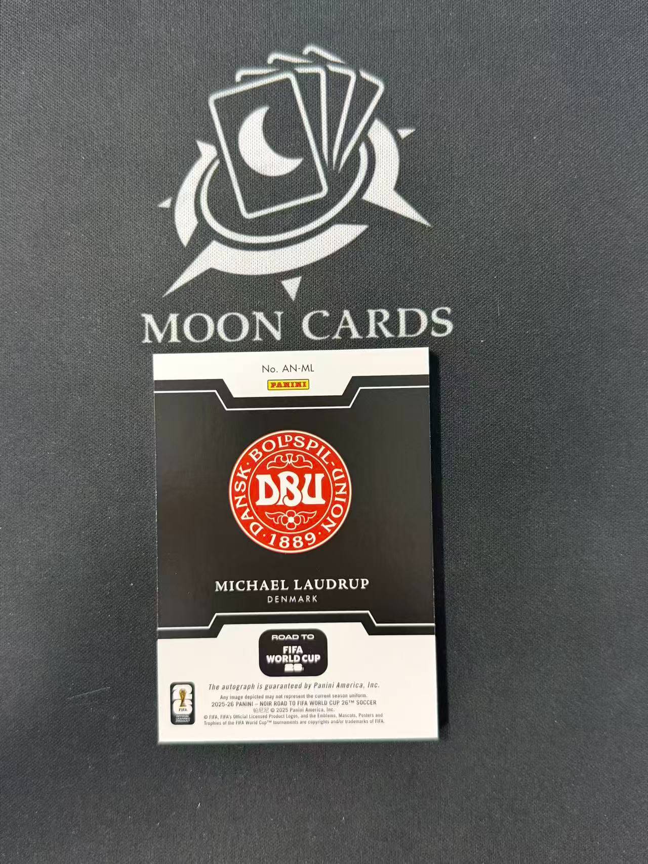 【梦卡拍卖】2025-26 Panini Noir 诺尔 世界杯之路 Michael Laudrup 米歇尔 劳德鲁普 签字 丹麦 皇马 尤文 /49编 #DD# A07