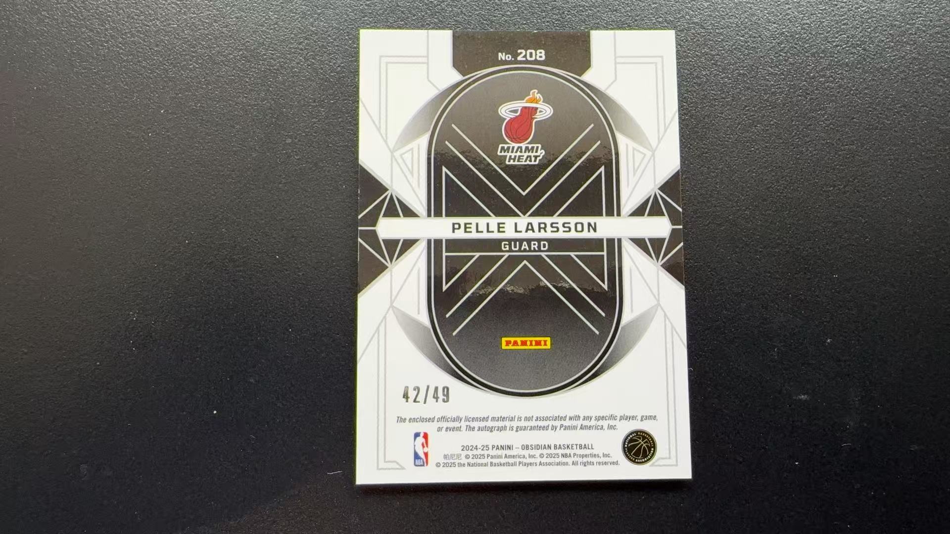 【Pw代卖】2024-25Panini 篮球黑曜石 Pelle Larsson 拉尔松 热火 瑞典 新秀 RC RJA 小窗暴力切割 切到字母 签字 粉折 49编 实卡精美 收藏必备 萝卜哥