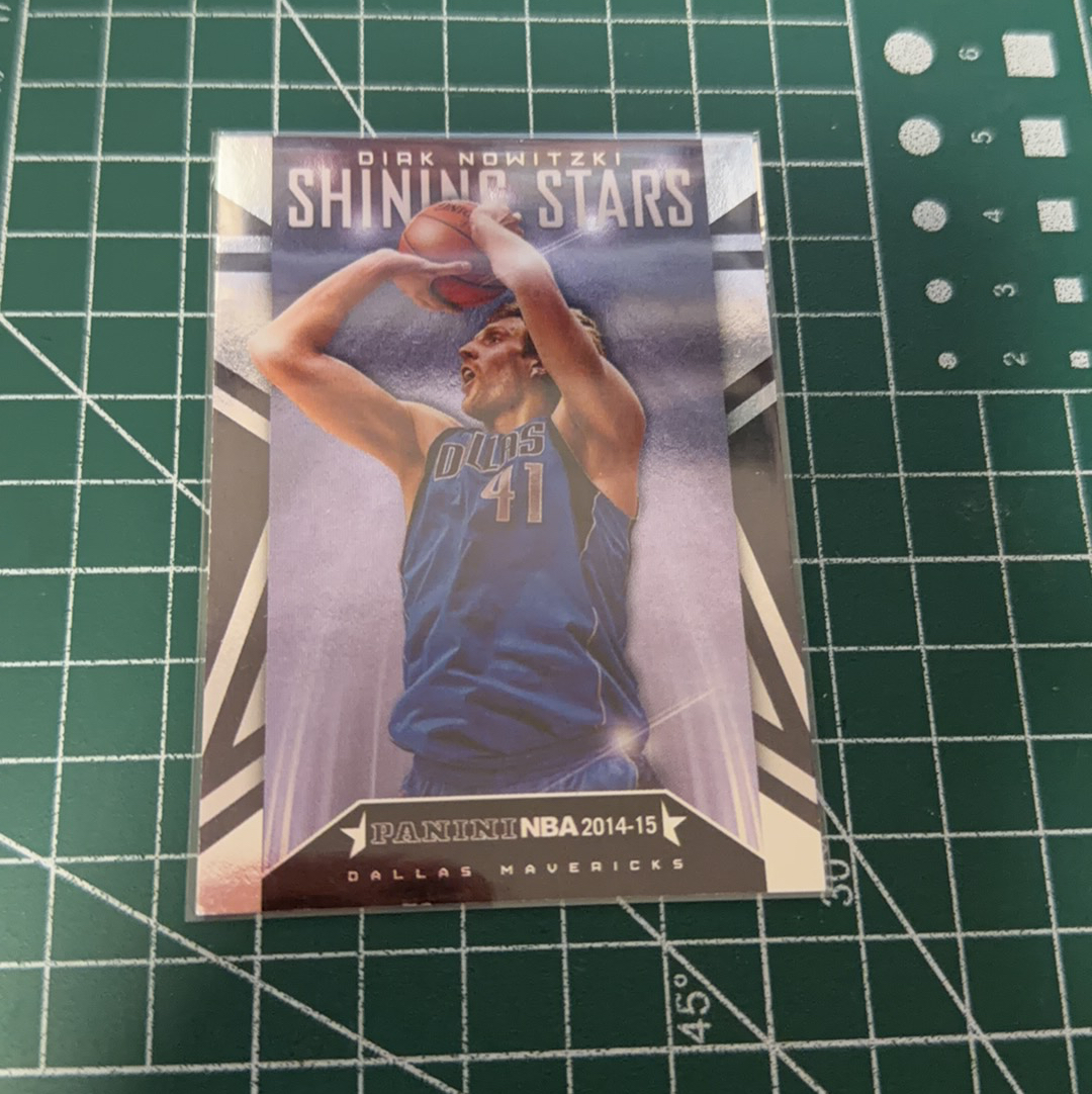 2014-15 Panini Americana Dirk Nowitzki S.p.a. 德克诺维斯基 诺维茨基 司机 德国战车 聚光灯特卡 闪卡 十年老卡 绝版卡 稀有大比例