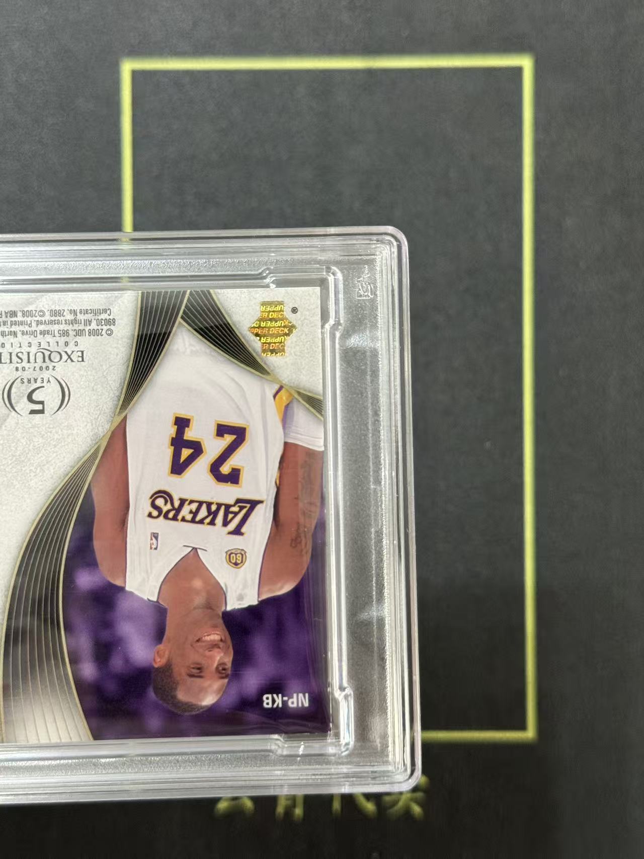 2007 Upper Deck Exquisite Kobe Bryant 【云霄精品】木盒 科比 布莱恩特 湖人黑曼巴 签字 盾牌 球衣PATCH NN PA 1/25编 卡签 PSA墨迹10 豌豆