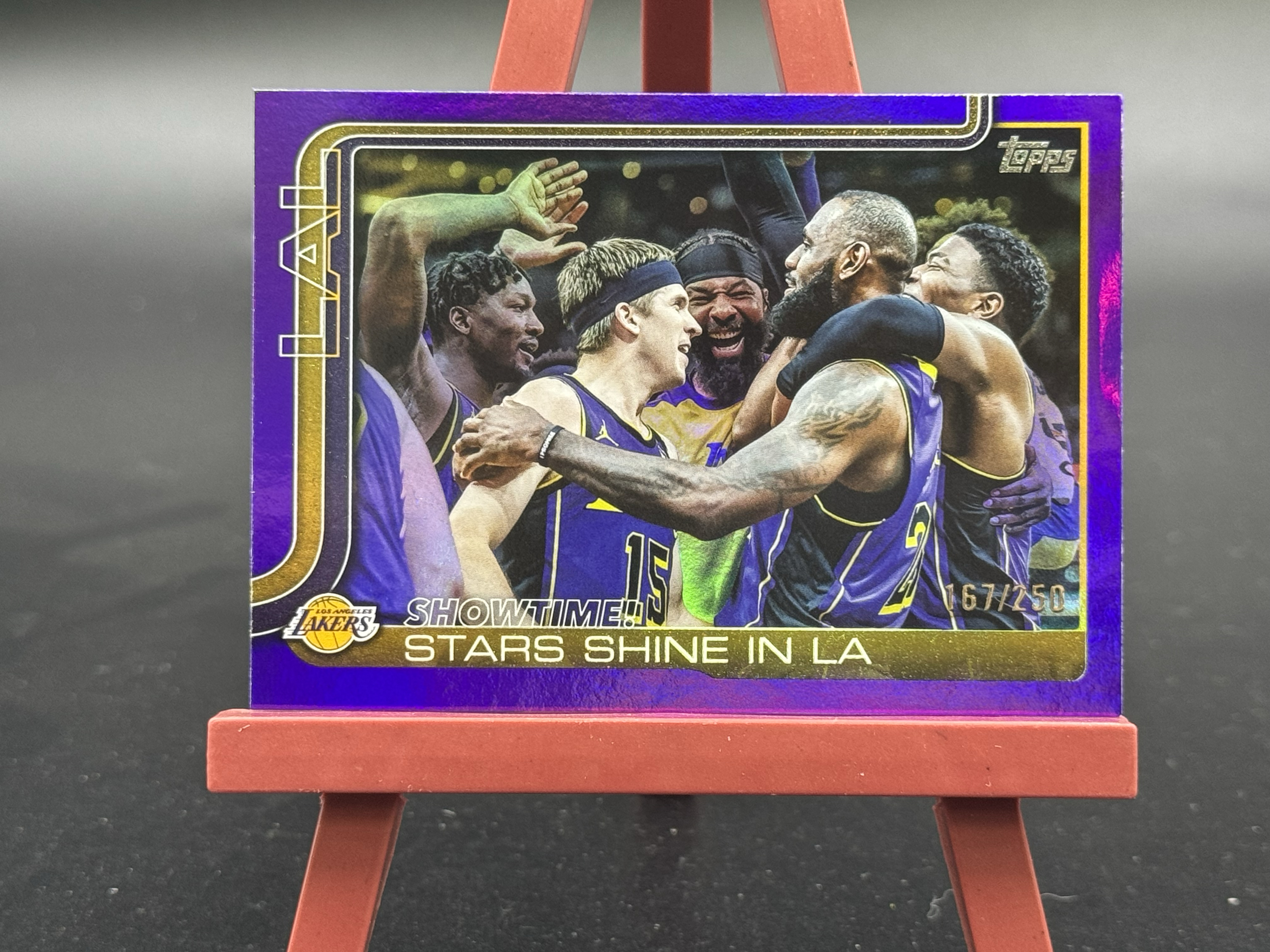 2025-26 Topps Flagship Showtime Stars Shine In LA 湖人 詹姆斯 里弗斯 八村塁 紫折 折射 庆祝选图 167/250编 【优质球星折射专场】Hzo4