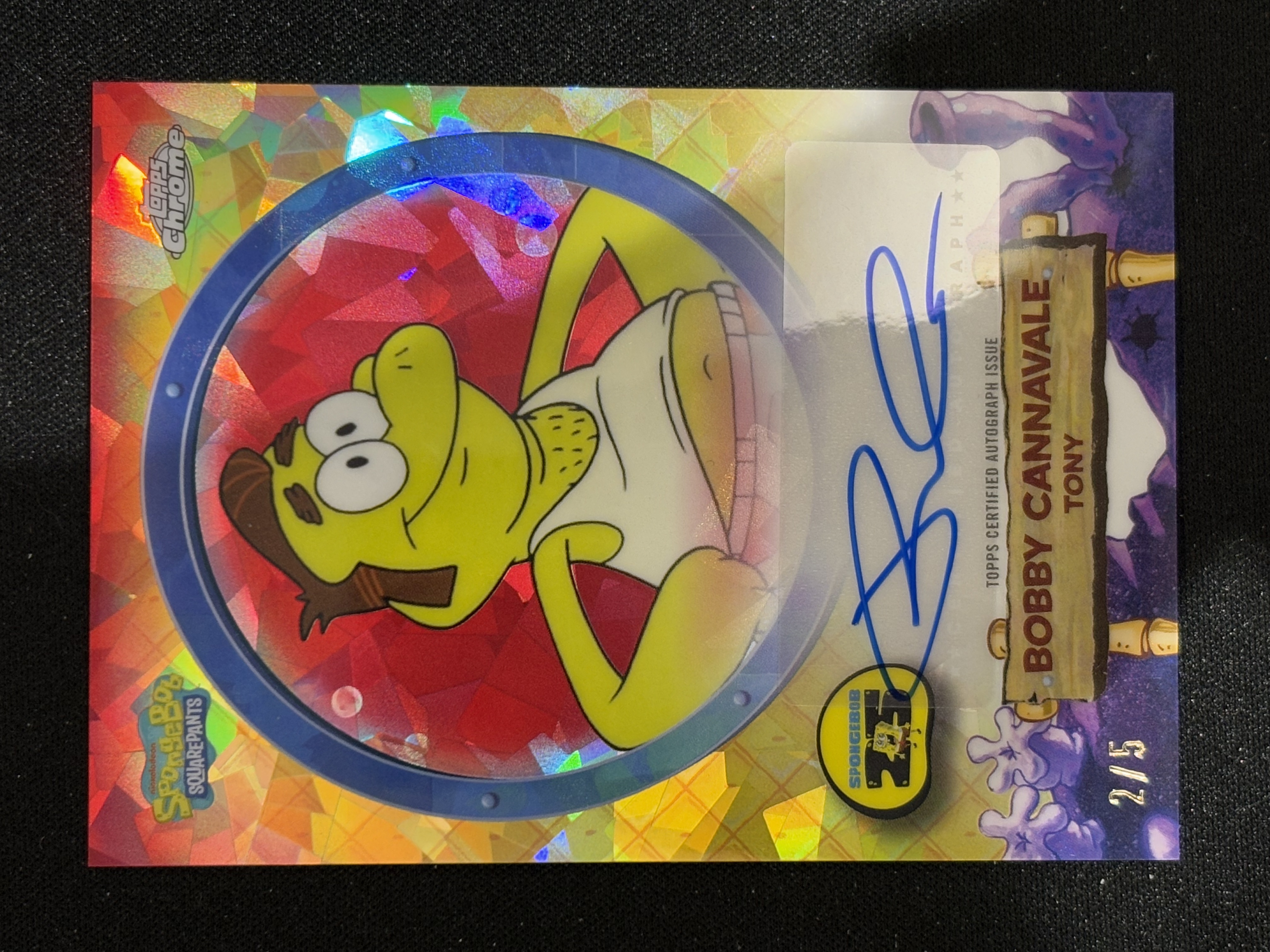 2025 Topps SpongeBob SquarePants Tony 托尼 Chrome 海绵宝宝25周年蓝宝石 Bobby Cannavale 配音演员签 红碎冰折 2/5编 - coke