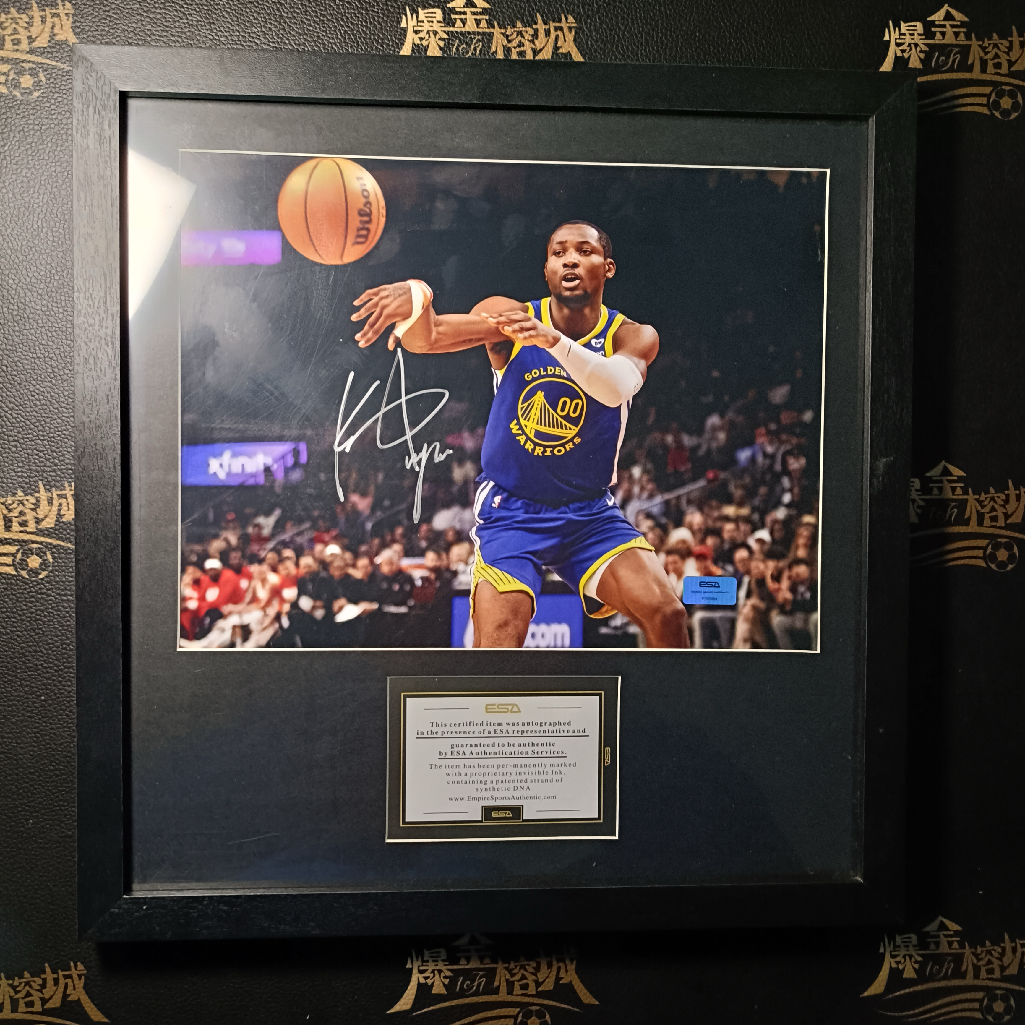 2024-25 【 爆金榕城 】 乔纳森·库明加,刚果职业篮球运动员,司职前锋,效力于NBA金州勇士队。2021年选秀大会上,他在首轮第7顺位被勇士选中,并在当赛季随队获得NBA总冠军 签字 海报