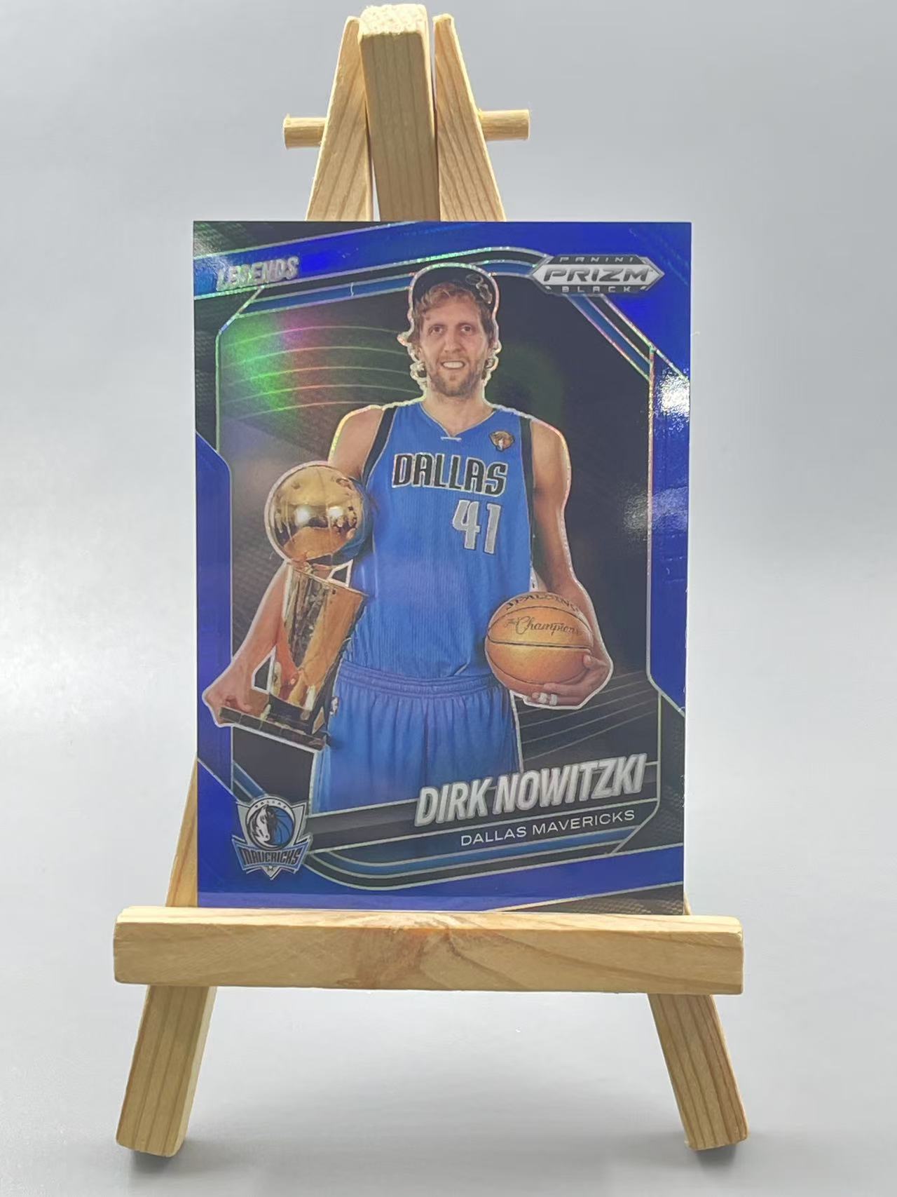 2024-25 Panini Prizm Dirk Nowitzki 【虾米】pz 独行侠 德克 诺维茨基 199编 折射 蓝折 捧杯 德国战车 瑕疵如图 收藏必备 点点