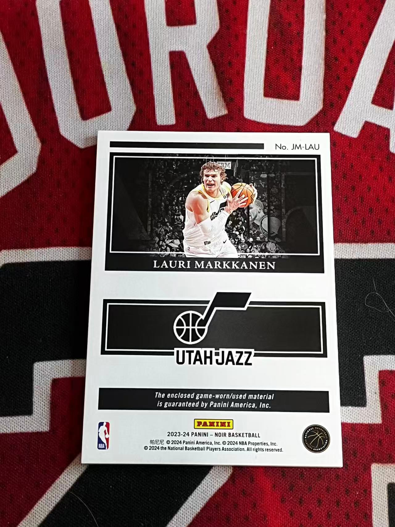 【接寄拍】2023-24 PANINI NOIR 爵士 芬兰乔丹 劳里马尔卡宁 99编 GU 大窗亲穿落场球衣物料切割 衣料实物卡 银闪版 专收凑套必备【烂臭嘴拍卖】