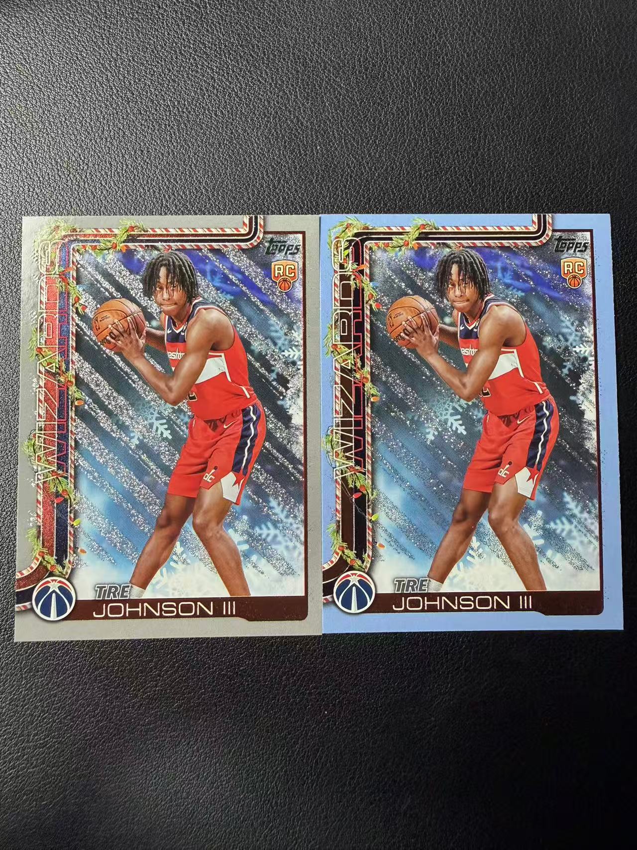 2025 Topps Holiday Tre Johnson RC Topps 假日系列 奇才 特雷 约翰逊 新秀 蓝平行 灰平行 碎闪折 两张打包 圣诞元素 卡品如图(郭)