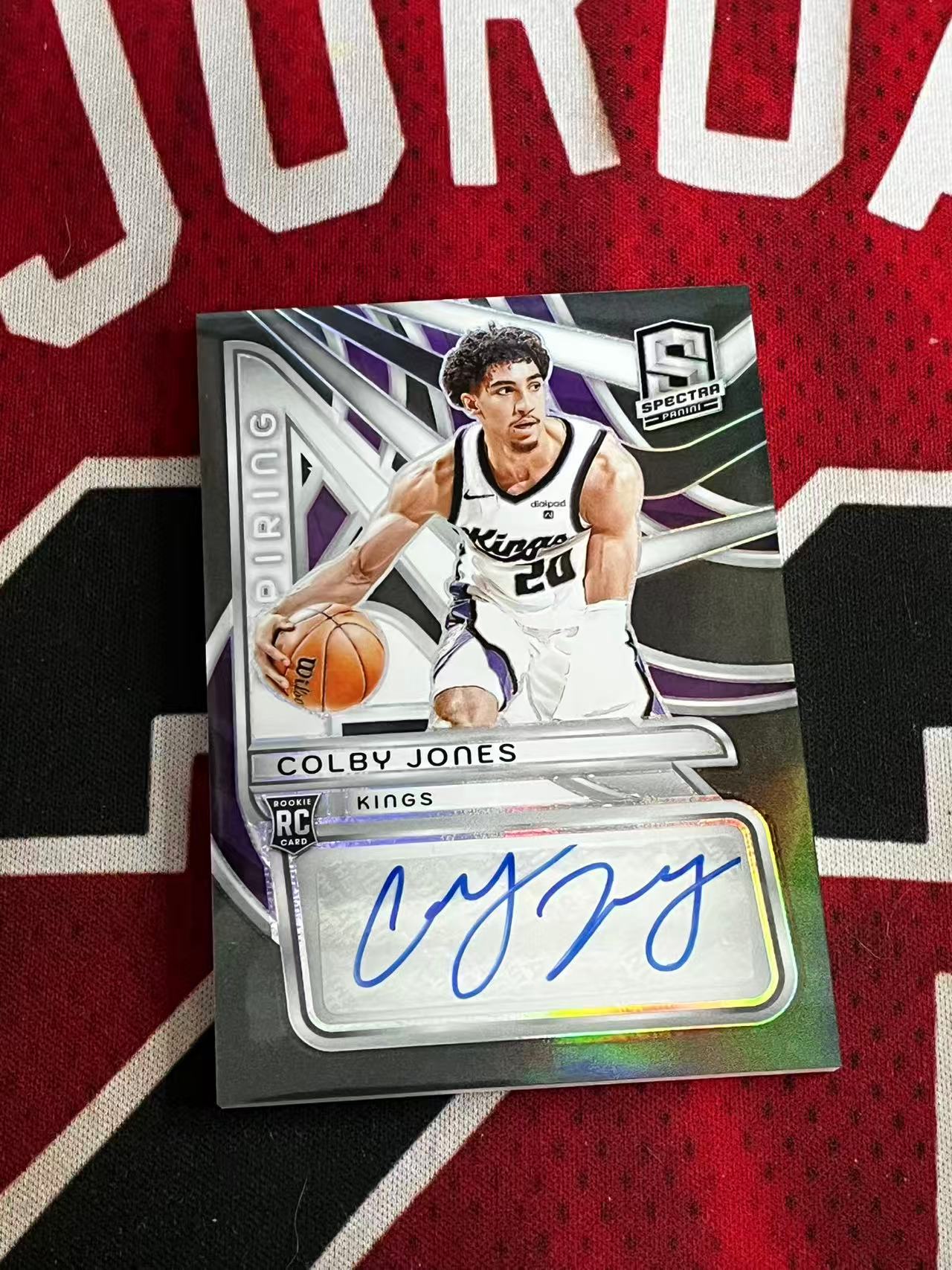 【接寄拍】2023-24 PANINI SPECTRA 光谱系列 国王 新秀RC 科尔比琼斯 99编 签字卡 辐射签 银折 折射 专收凑套必备【烂臭嘴拍卖】
