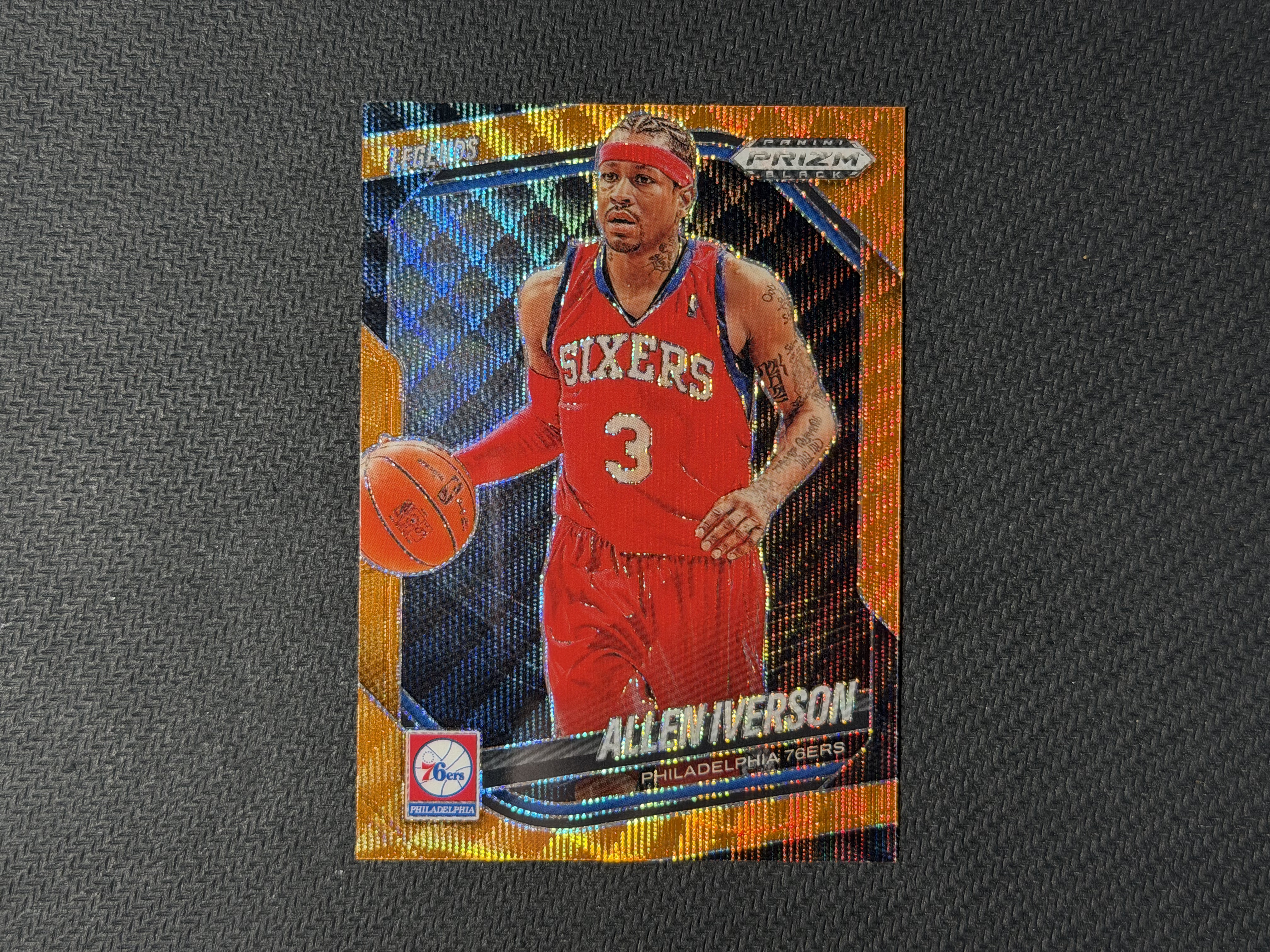 2024-25 Panini Prizm Black Allen Iverson 🤞不顶价 不做价🤞PZ 76人 艾伦 艾弗森 AI 19/60编 橙波纹折 折射 传奇Base 微瑕卡品如图
