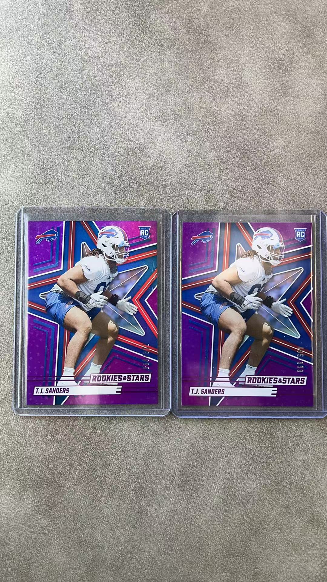 9700【330球星卡实体店代卖】2025 帕尼尼 Rookies & Stars NFL TJ桑德斯 T.J.SANDERS 布法罗比尔队 新秀RC 紫折 999编 LOT 仅顺丰寄付(HZZZ)