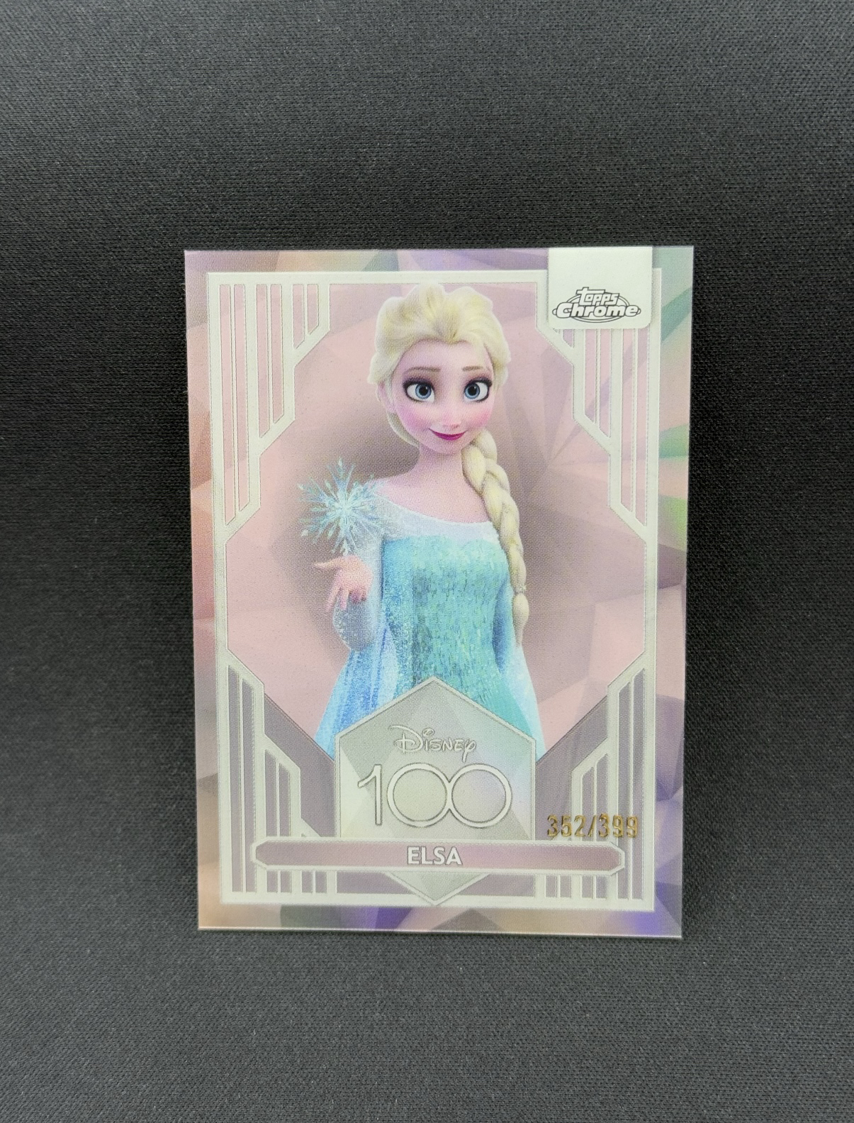 2023 Panini Chrome Disney 100 Elsa 【小贝代拍】迪士尼 Tc 100周年 元年 艾莎公主 冰雪奇缘 粉折折射 352/399编 瑕疵如图 拍前看描述 XNP
