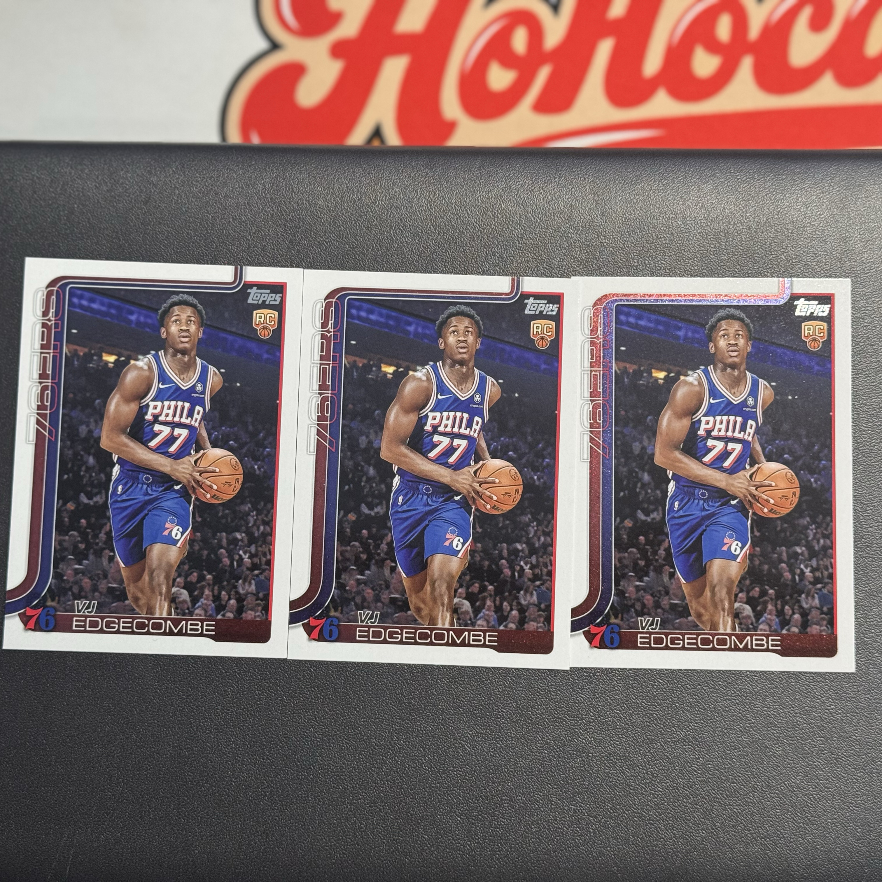 2025-26 Topps flagship VJ EDGECOMBE RC 【猴猴旺卡】25赛季 76人新秀 VJ 埃奇库姆 普卡 三张 卡品如图 接代拍 【阿龙】