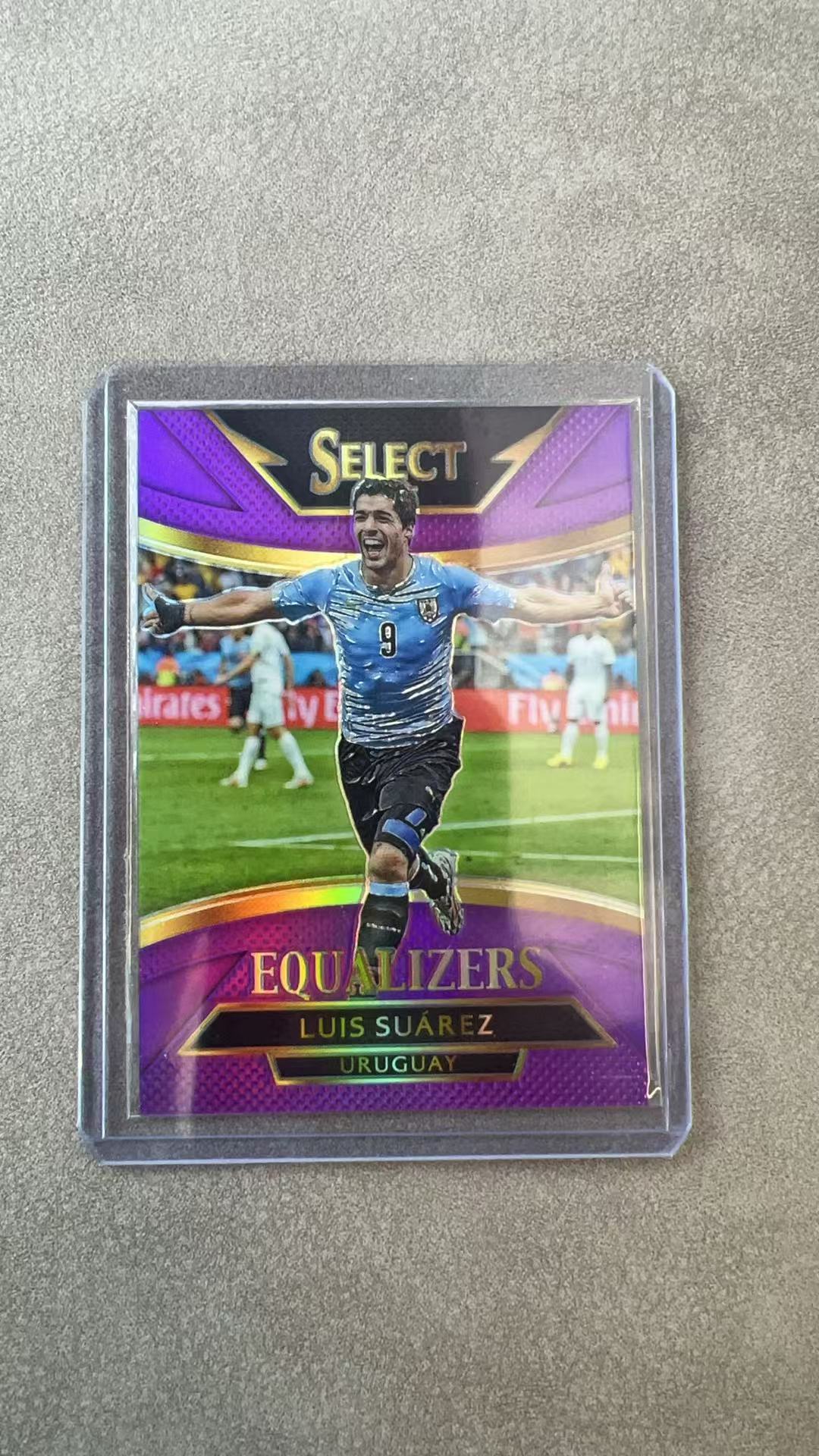 6124【330球星卡实体店代卖】2015-16 帕尼尼 Select 元年 苏亚雷斯 Luis Suárez 乌拉圭 EQUALIZERS特卡 紫折 91/99编 反同背 仅顺丰寄付(UK23)