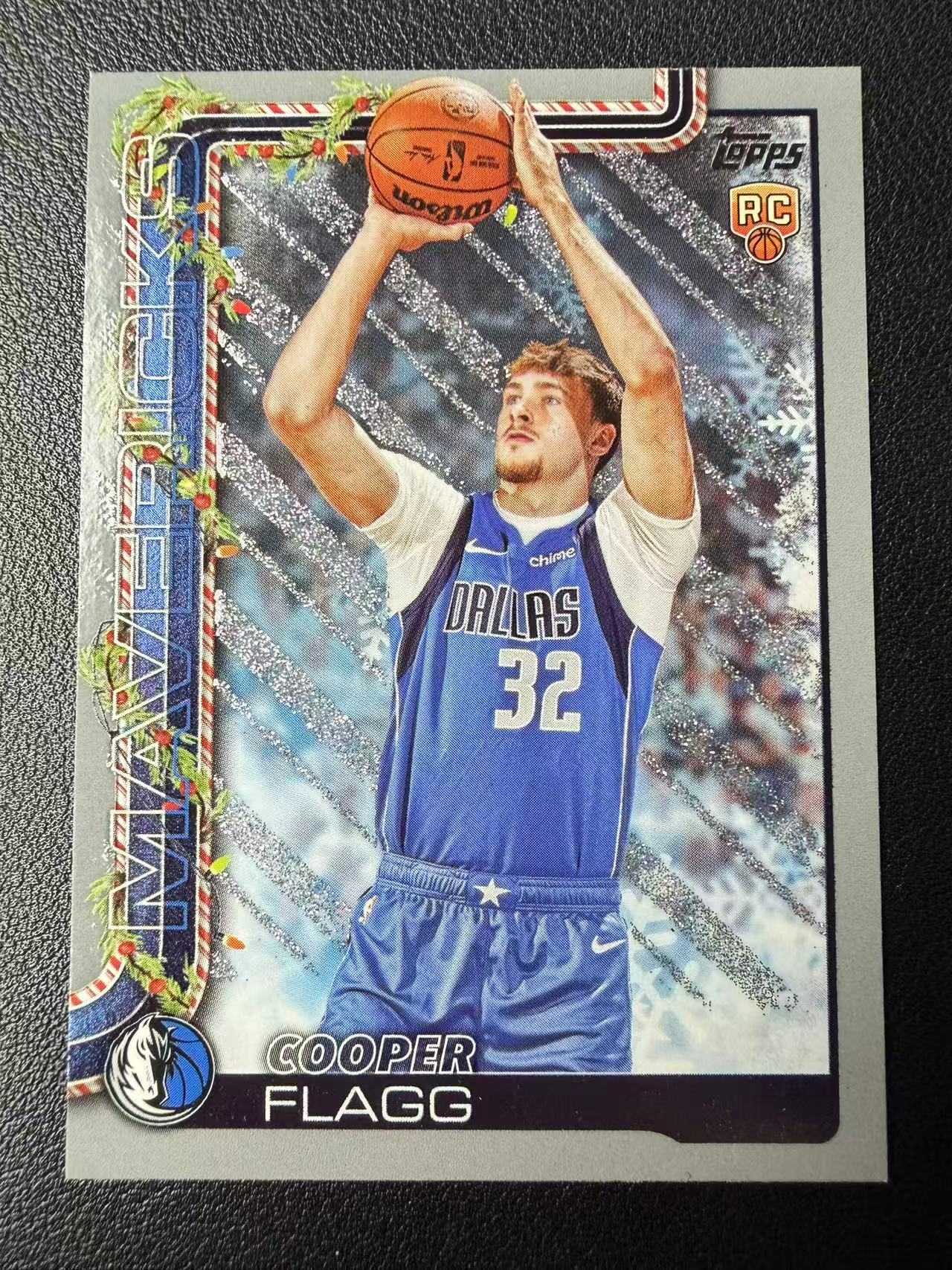 2025 Topps Holiday Cooper Flagg RC Topps 假日系列 独行侠 库珀 弗拉格 新秀 灰平行 碎闪折 圣诞元素 卡品如图(郭)