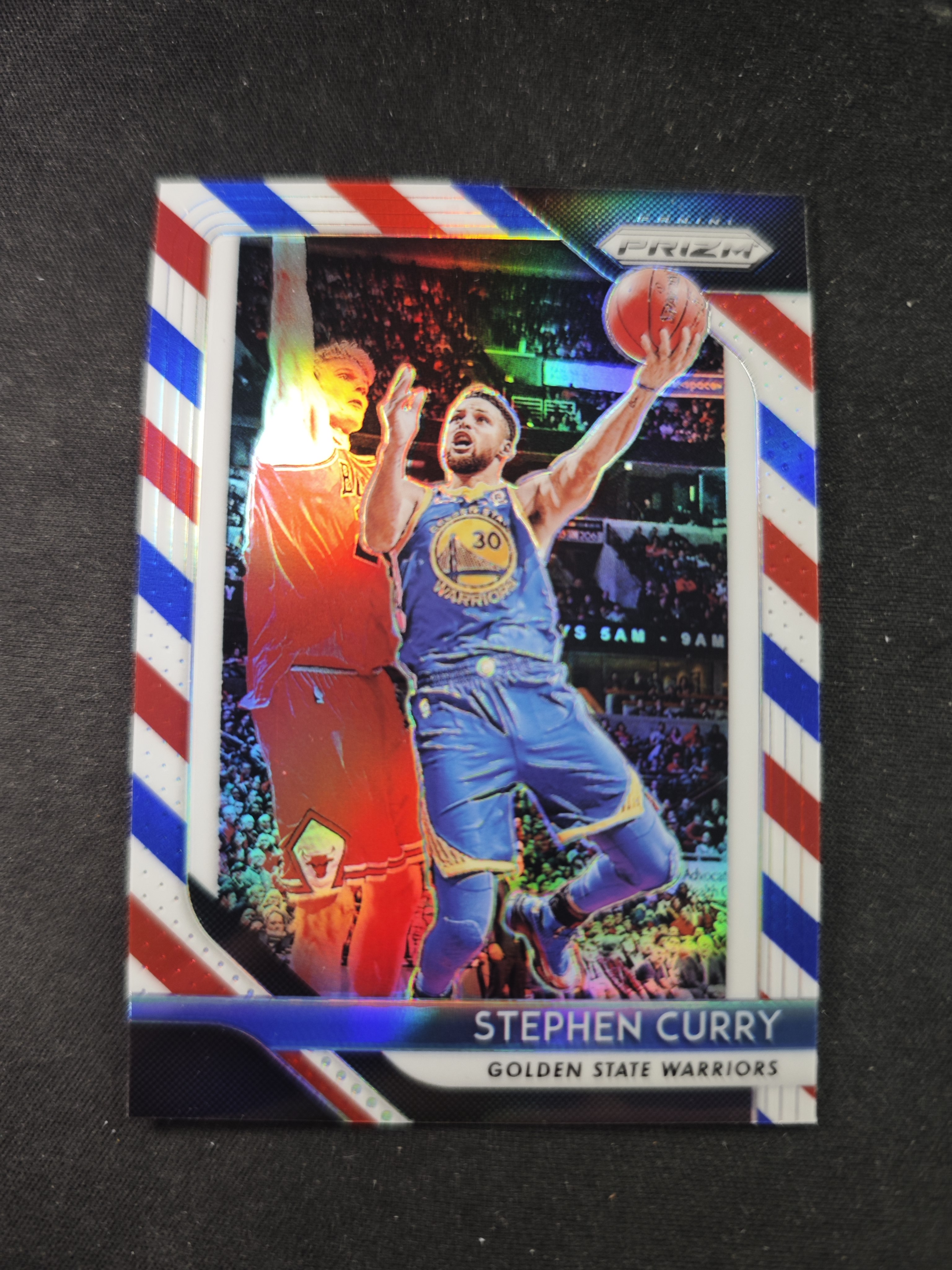 【蛤蟆特卖】斯蒂芬 库里 萌神 2018-19 PANINI PRIZM系列 红白蓝色折射 经典设计 超级漂亮 稀有好卡 边角微瑕 卡品如图 专收必备!