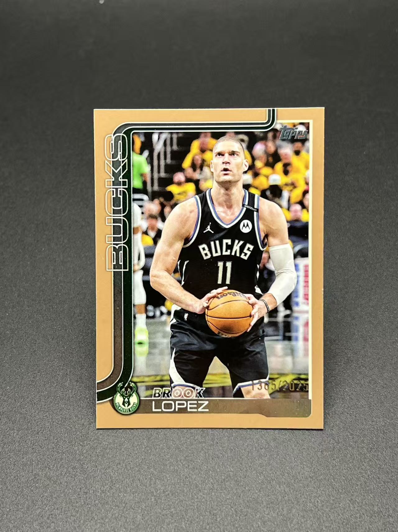 2025 Topps Flagship Brook Lopez #58 布鲁克 洛佩斯 大洛 雄鹿 金折 2025编 Base 专收必备 车厘子