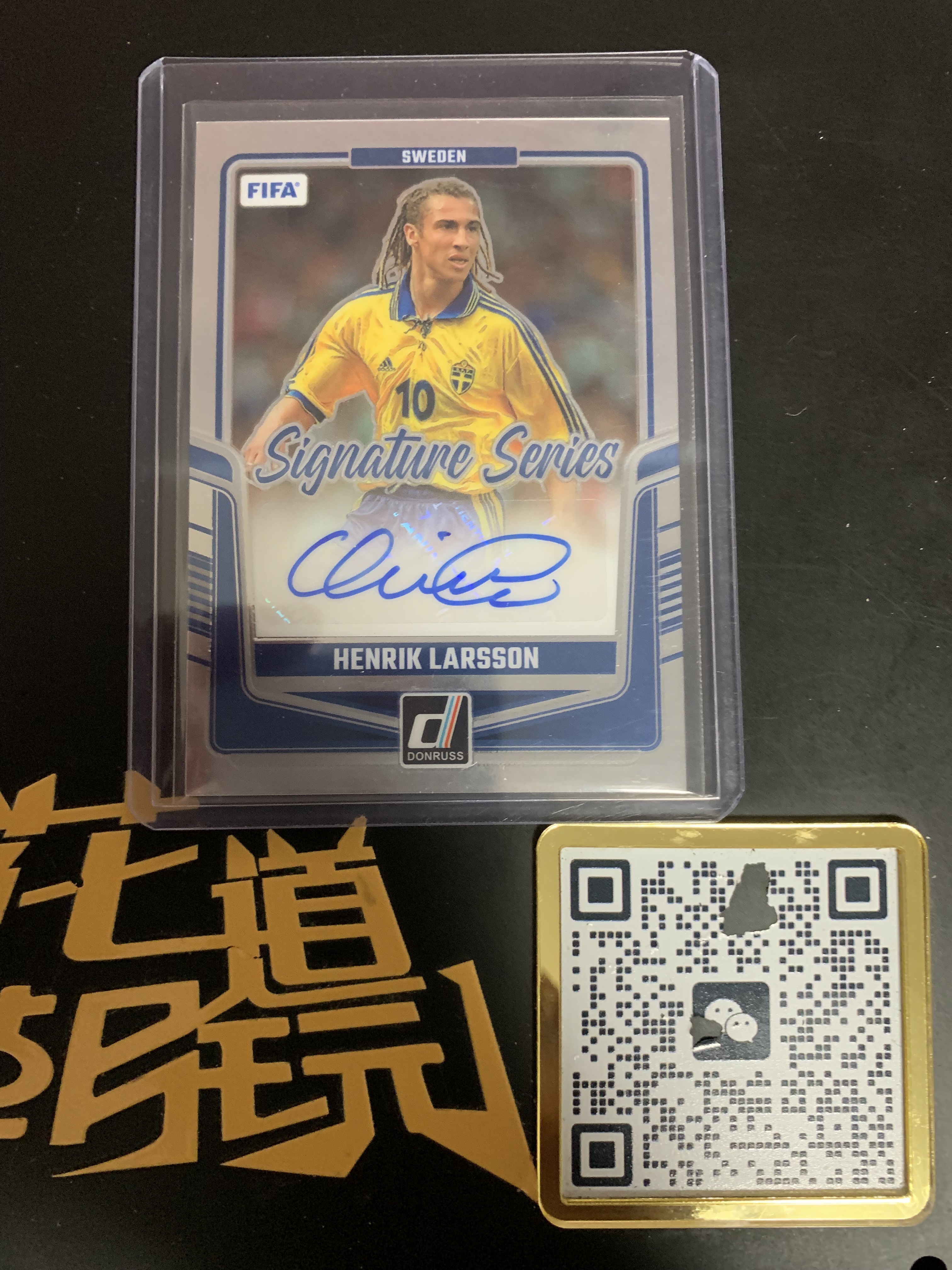 2024-25 Panini Donruss Henrik Larsson 杜蕾斯FIFA 亨里克 拉尔森 巴萨 瑞典 签字 SS签 瑕疵如图 只合并当日订单介意勿拍【金叔代拍白糖】