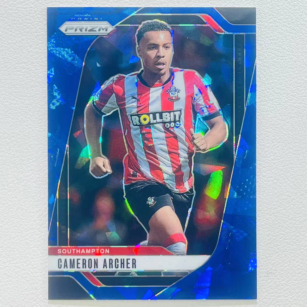 2024-25 Panini Prizm Cameron Archer 英超PZ 英格兰 南安普顿 谢菲尔德联 卡梅伦 阿彻 阿切尔 75编 低编 蓝碎冰折 迪布林马特乌斯费尔南德斯队友 B