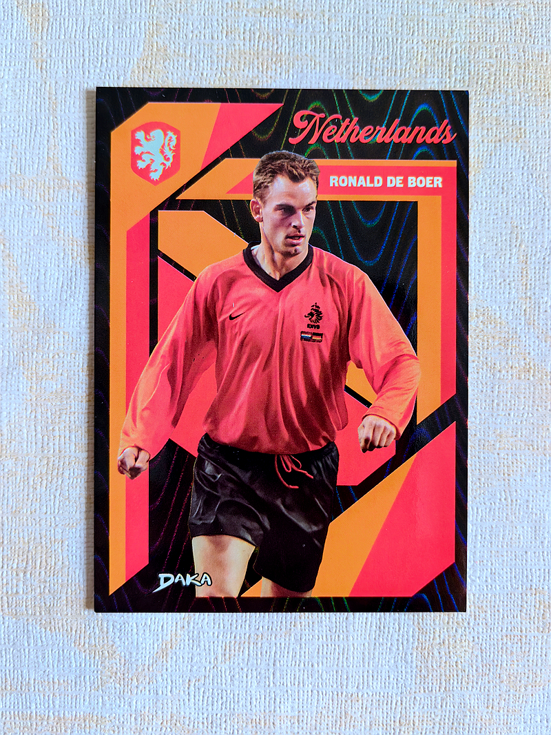 2025 DAKA 达咖 荷兰 队盒 Ronald De Boer 罗纳德·德波尔 1/1 黑波纹折 1of1 大德波尔 中场大师 阿贾克斯 巴塞罗那 欧冠冠军成员 传奇名宿 实卡精美